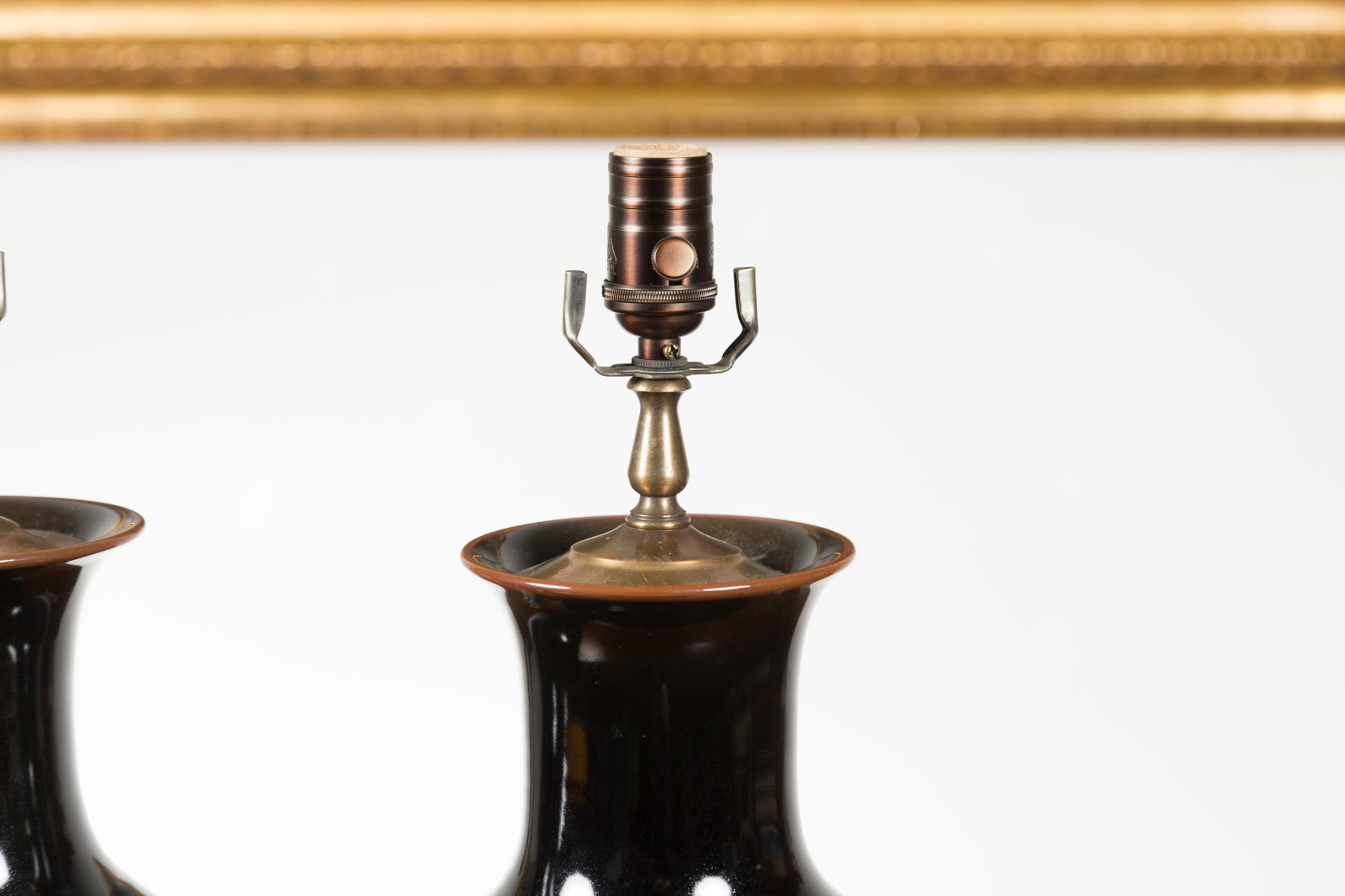 Paire de lampes de bureau en forme de vase en porcelaine noire avec bases rondes en lucite, câblées en vente 2