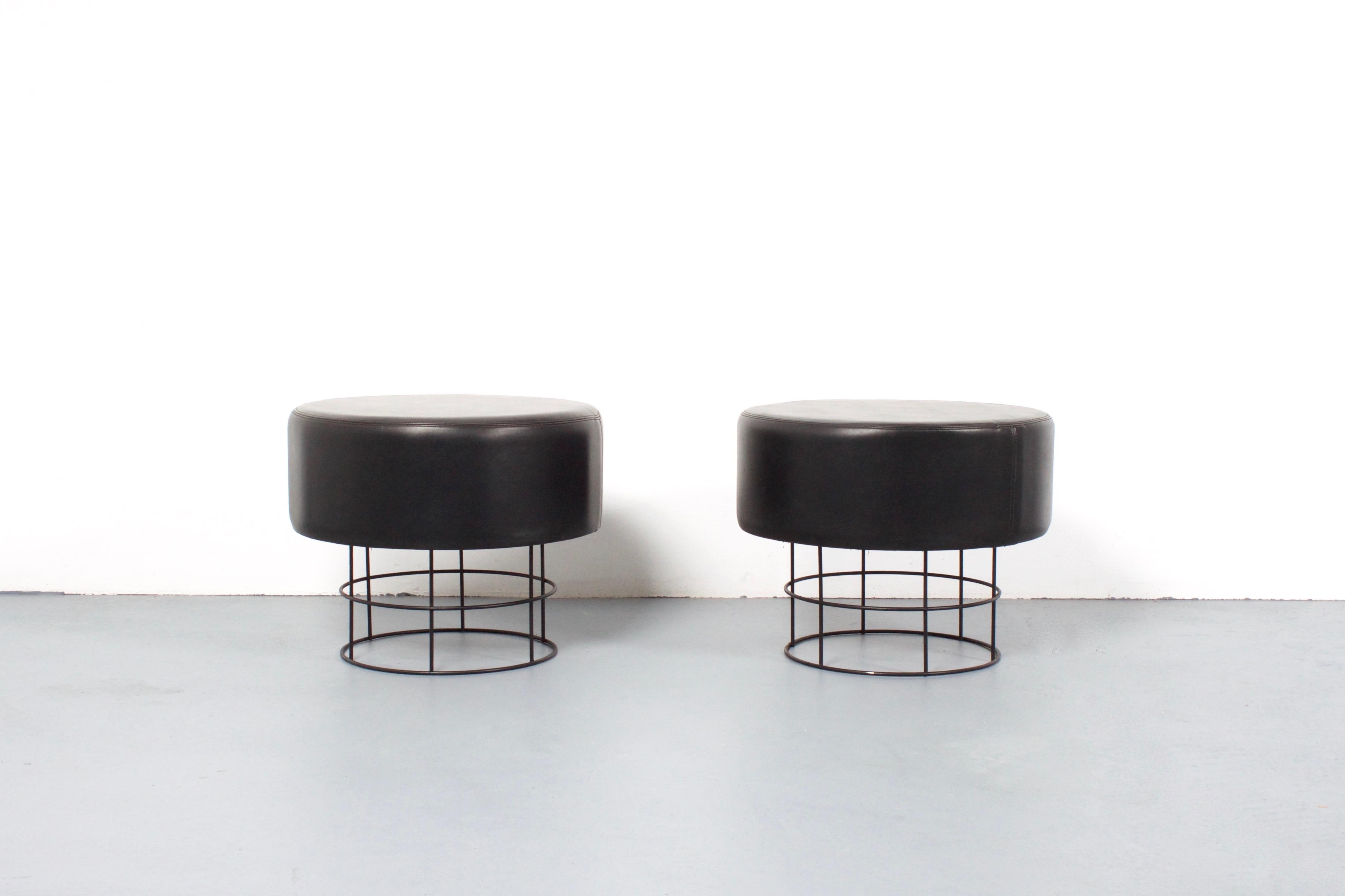 Pair of Black Round Wire Stools, Germany, 1960s In Good Condition In Echt, NL