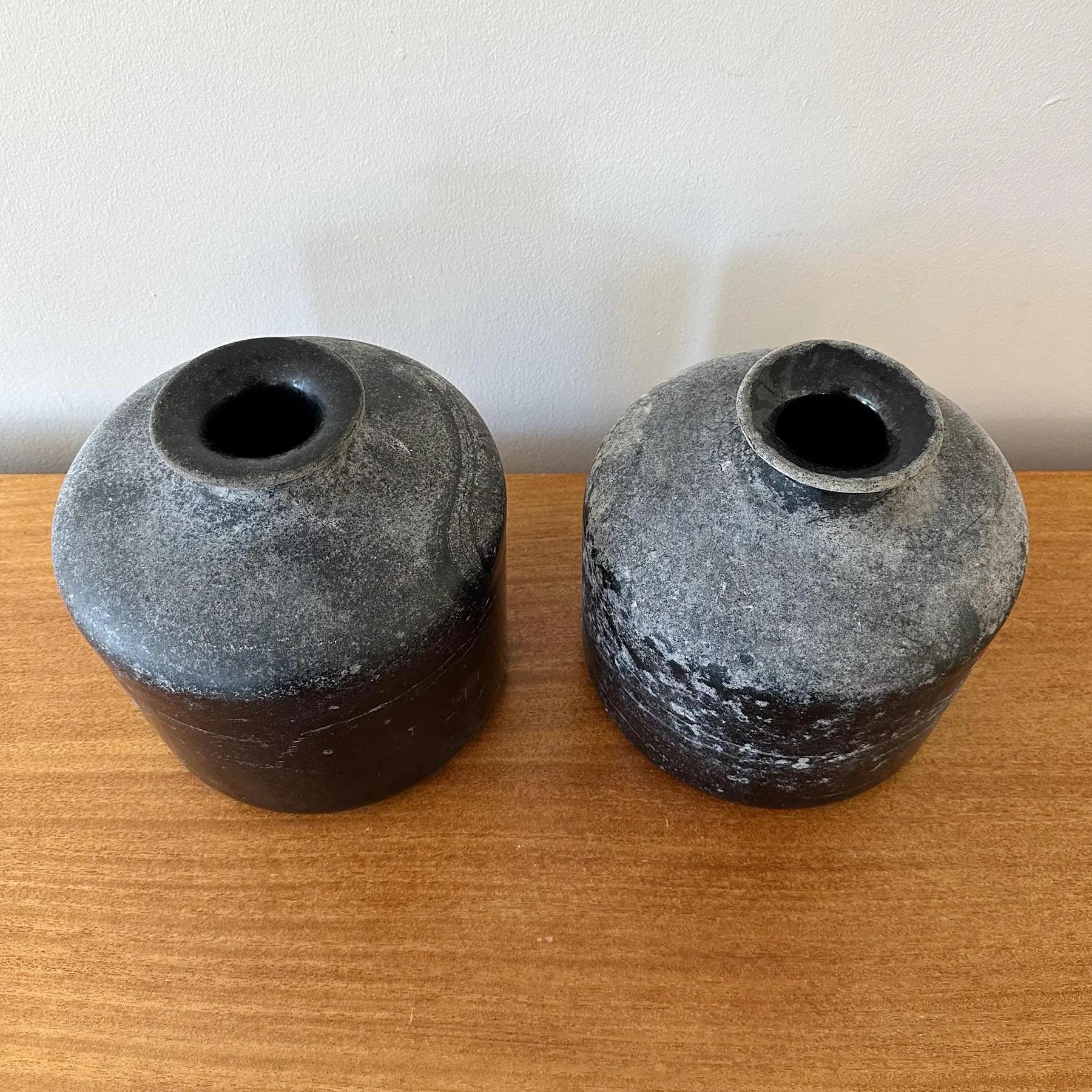 Coppia di vasi in vetro nero Scavo di Seguso, Murano, anni '80. Vetro soffiato a mano con una superficie strutturata e opaca, caratteristica della tecnica Scavo. Forme scultoree con sottili variazioni tra una coppia e l'altra. Firmato. Condizioni