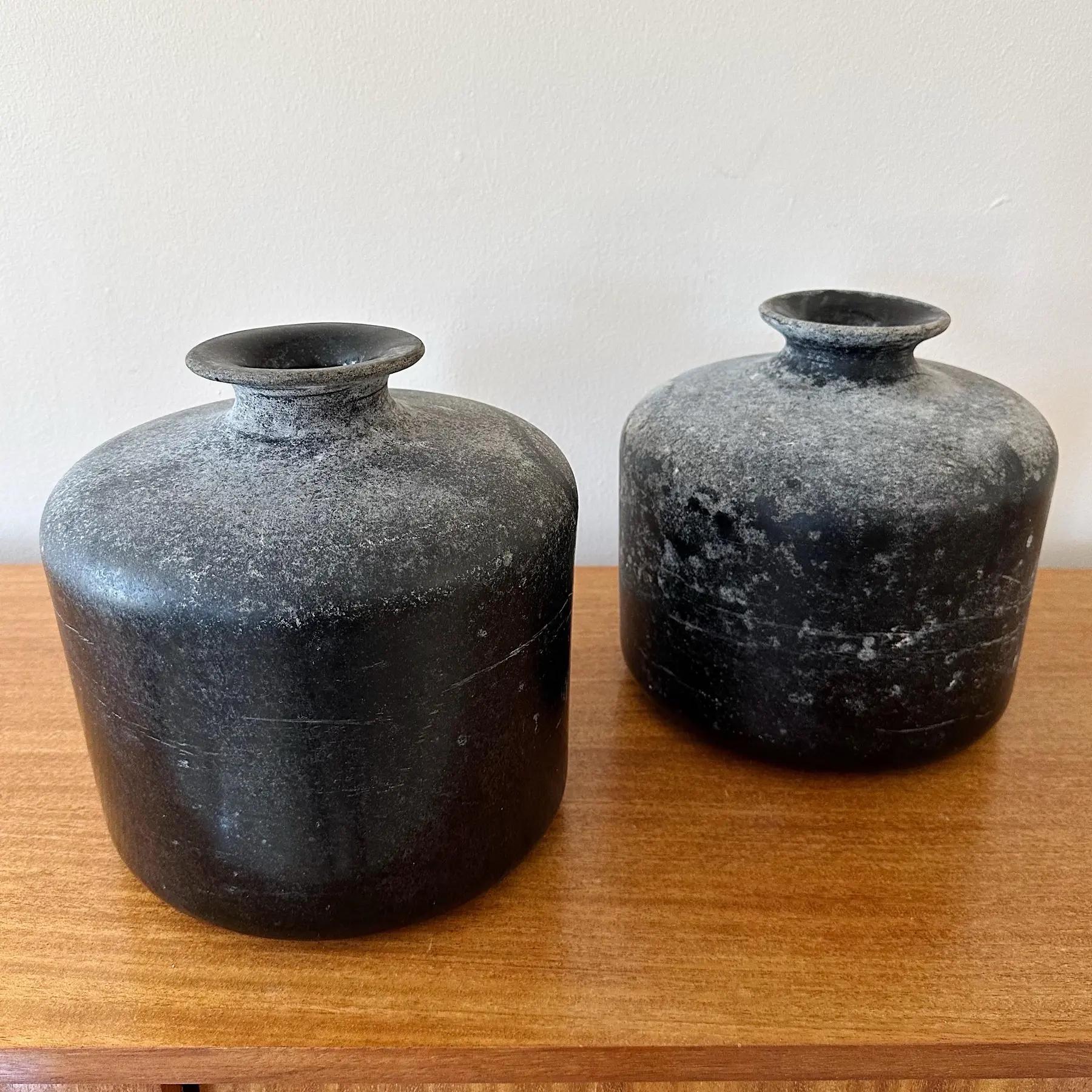 Coppia di vasi in vetro nero Seguso Scavo Murano anni '80 In condizioni buone in vendita a West Palm Beach, FL