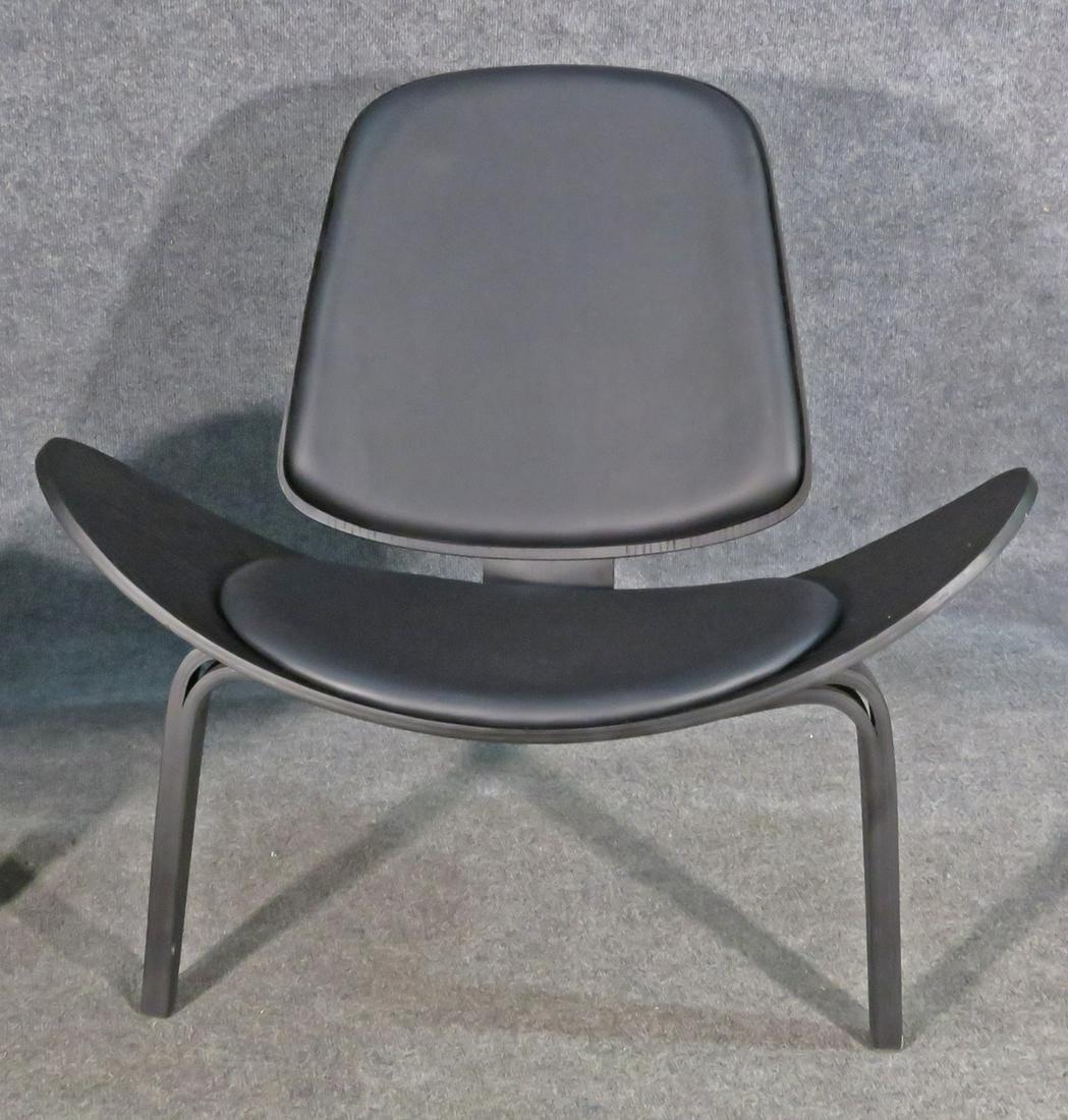 Mid-Century Modern Pair of Black Shell Chairs in the Style of Hans Wegner