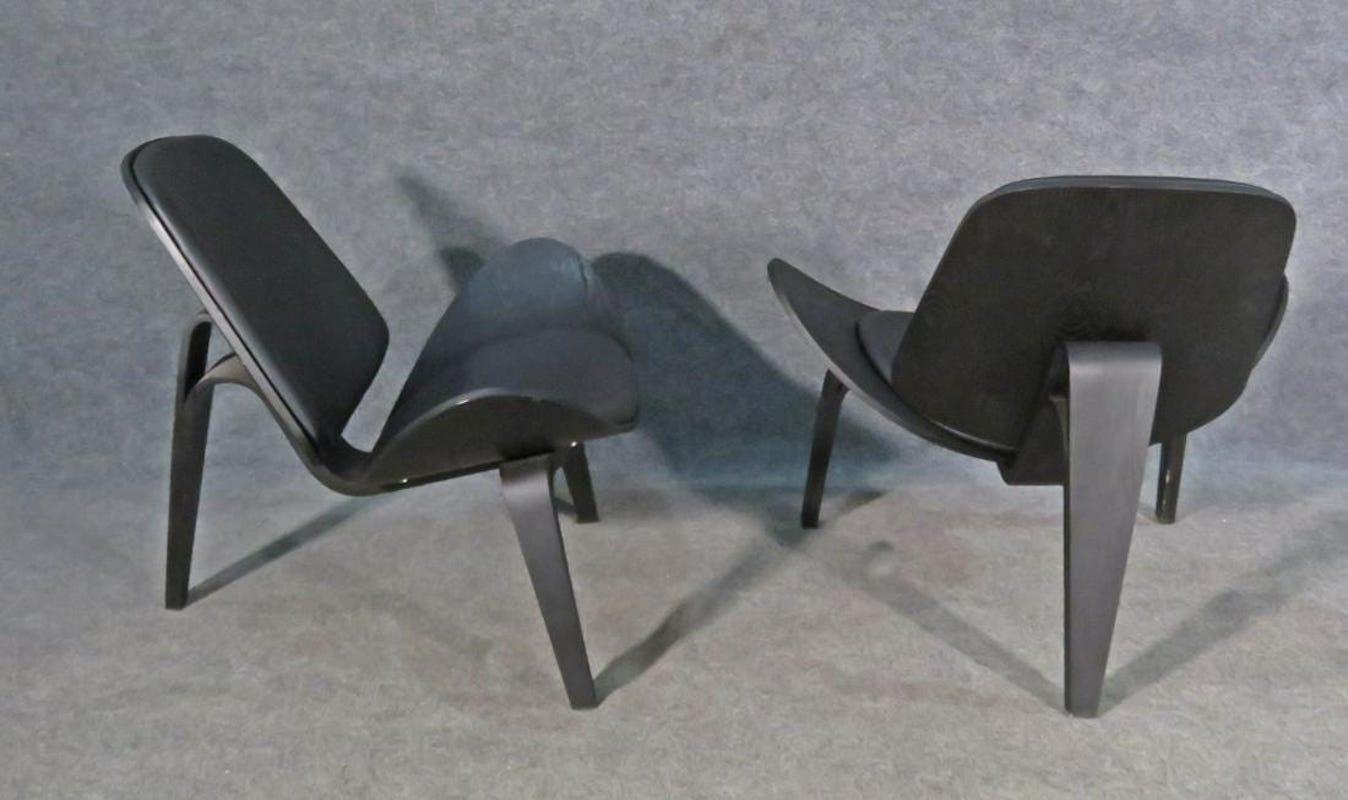 20th Century Pair of Black Shell Chairs in the Style of Hans Wegner