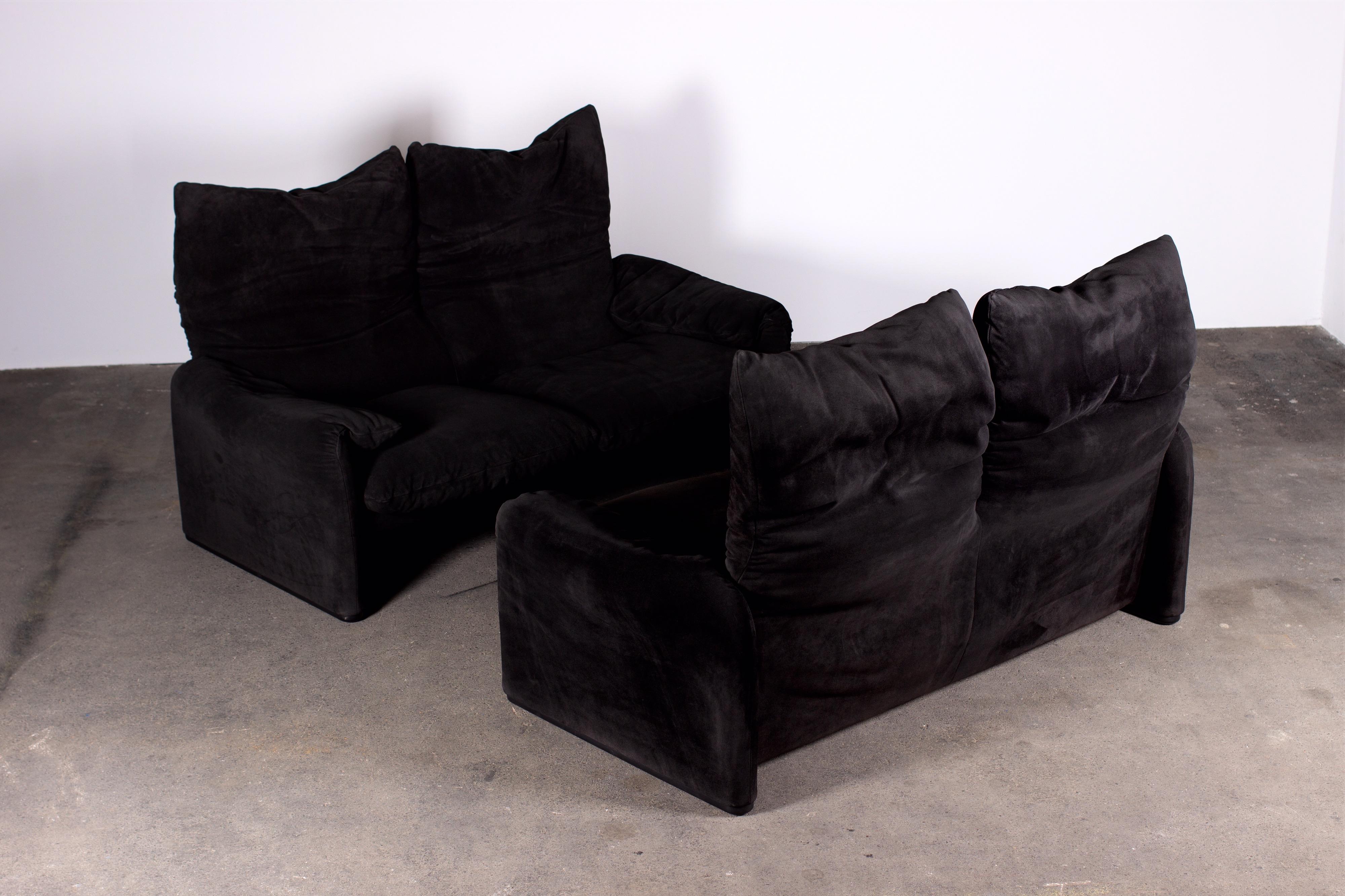 Pair of Black Suede 2-Seater Maralunga Sofas by Vico Magistretti for Cassina In Good Condition In Grand Cayman, KY