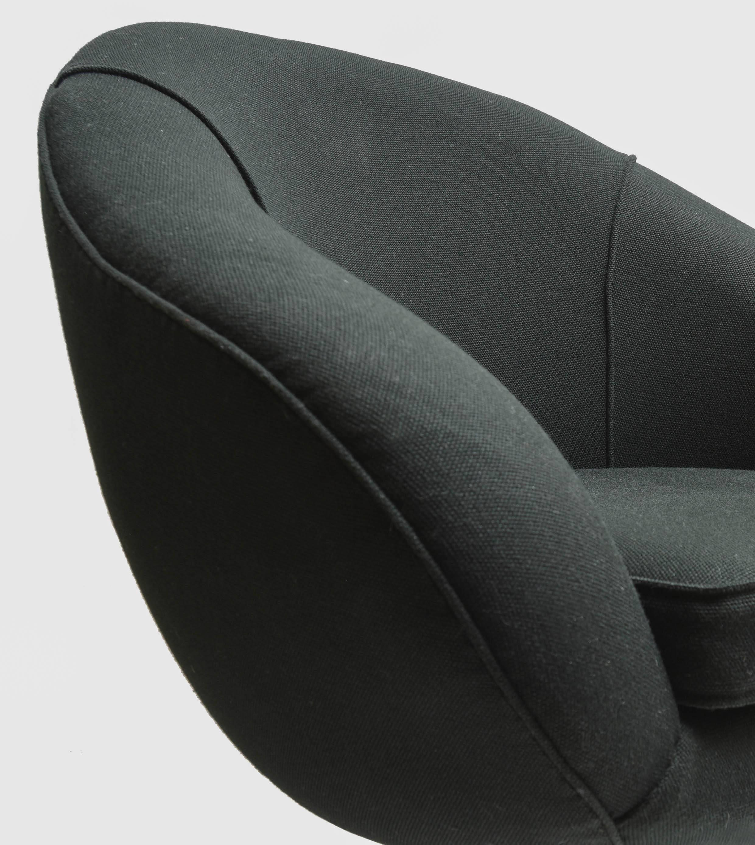 Pair of Black Swivel Chairs In Excellent Condition For Sale In Milan, IT