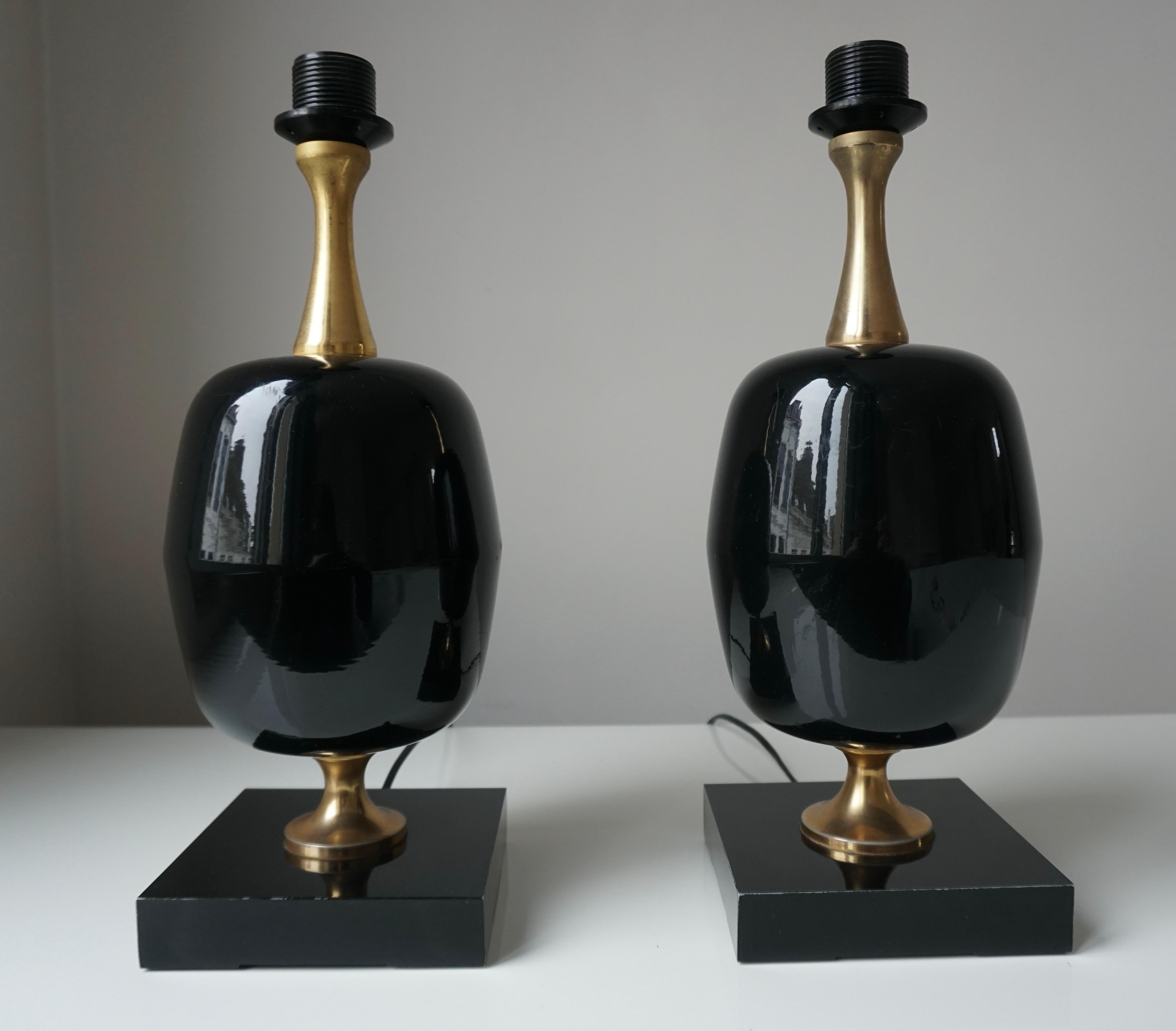 This is a perfect pair of Italian brass and metal table lamps. 
Finished in a high gloss are these beauties are real show stoppers. 

Measures: Height 42 cm.
Depth, width 15 cm.