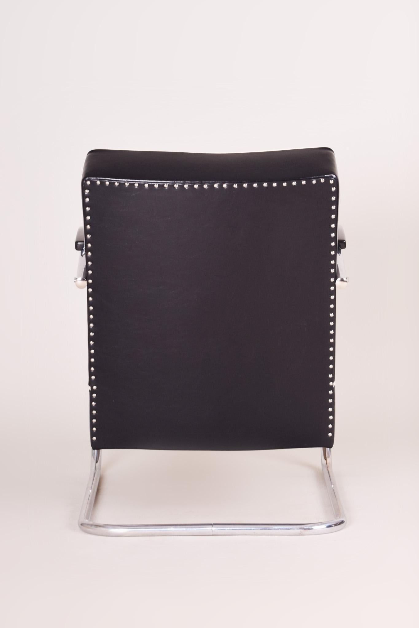 Pair of Black Tubular Steel Cantilever Armchairs, Chrome, New Upholstery, 1930s In Good Condition For Sale In Brandys nad Labem, Středočeský kraj