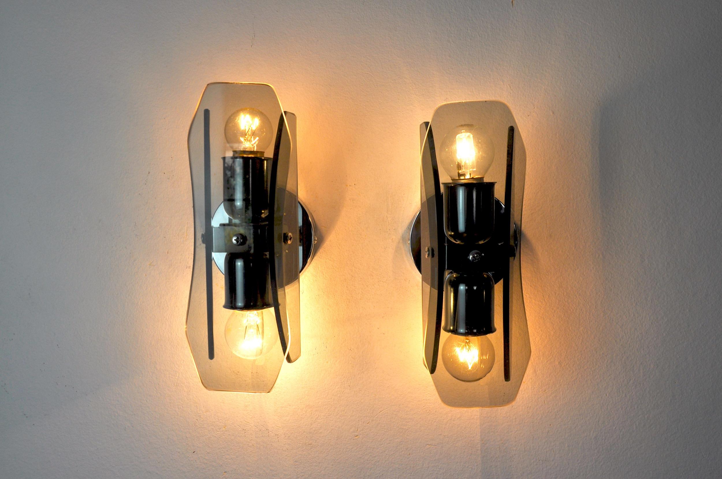 Very nice pair of Veca wall lamps produced in Italy in the 70s.
Wall lamps are composed of black-cut glass plates and a chrome structure.
Unique objects that will illuminate wonderfully and bring a natural design touch to your