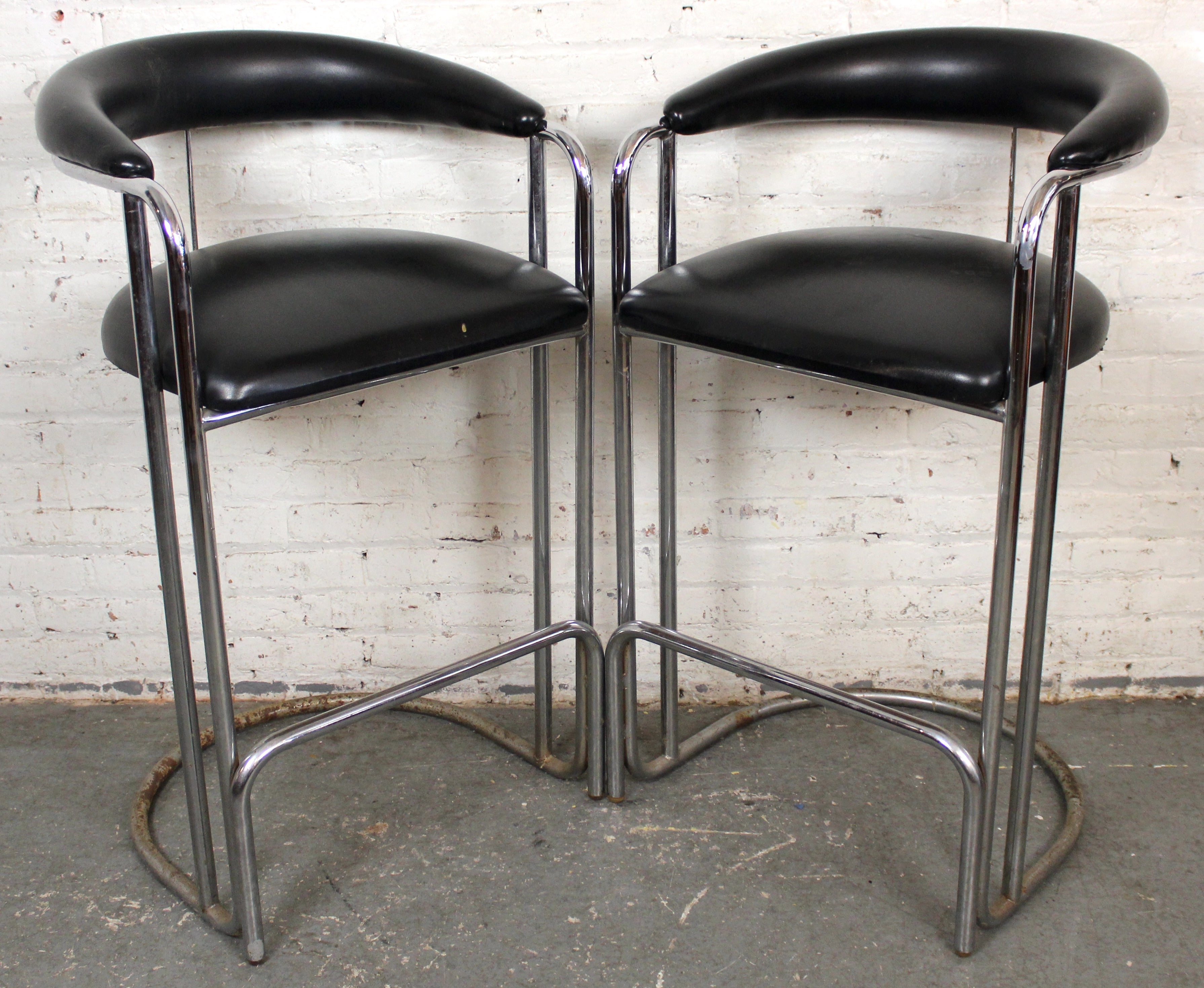 Coppia di sgabelli alti in stile mid-century modern con struttura cromata lucida e imbottitura nera. Robusto telaio tubolare con forma a sbalzo. Realizzato nello stile delle classiche sedute Thonet disegnate da Anton Lorenz. 
Si prega di confermare
