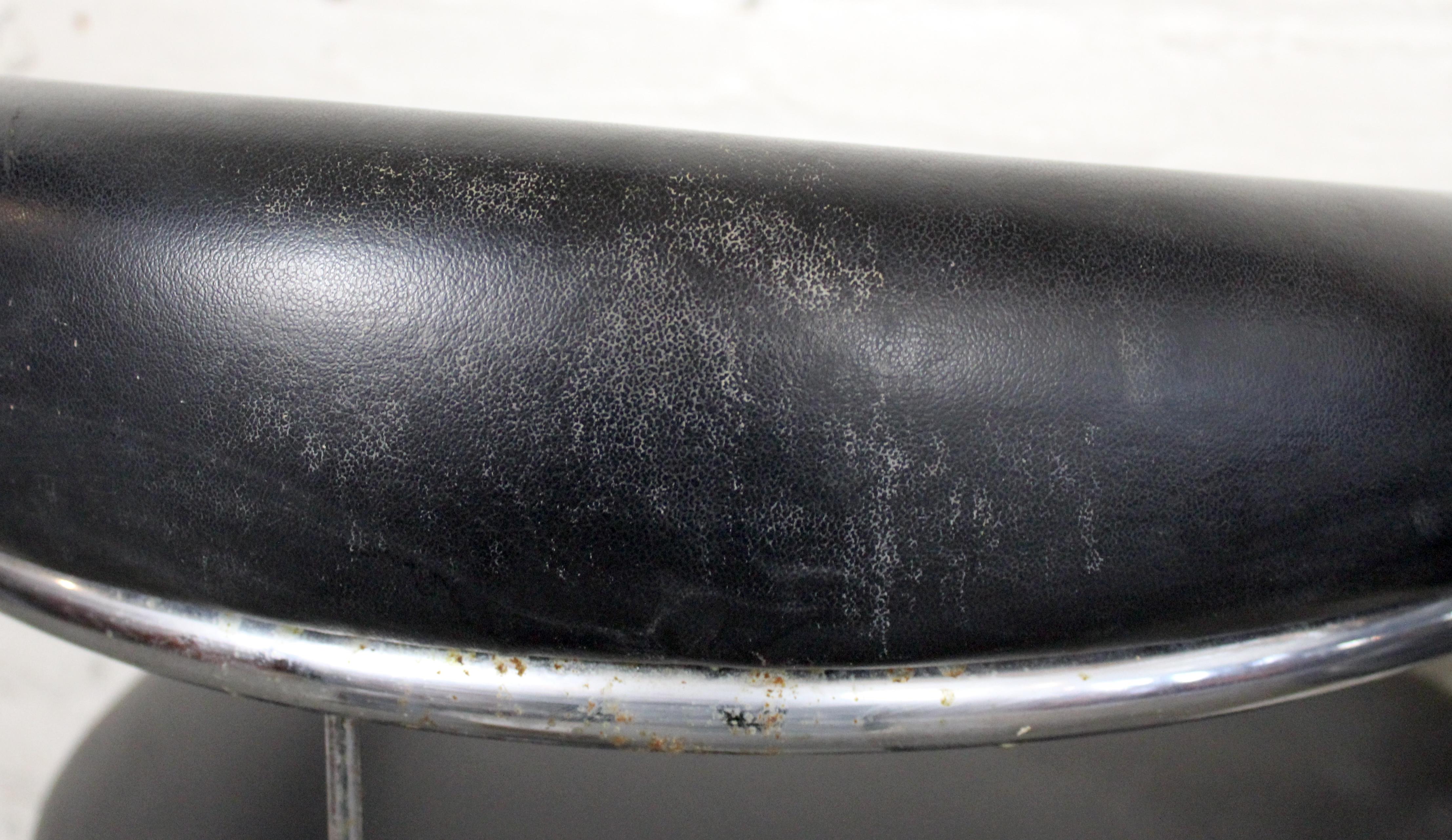 Metallo Coppia di seggioloni in vinile nero di Anton Lorenz Thonet in vendita