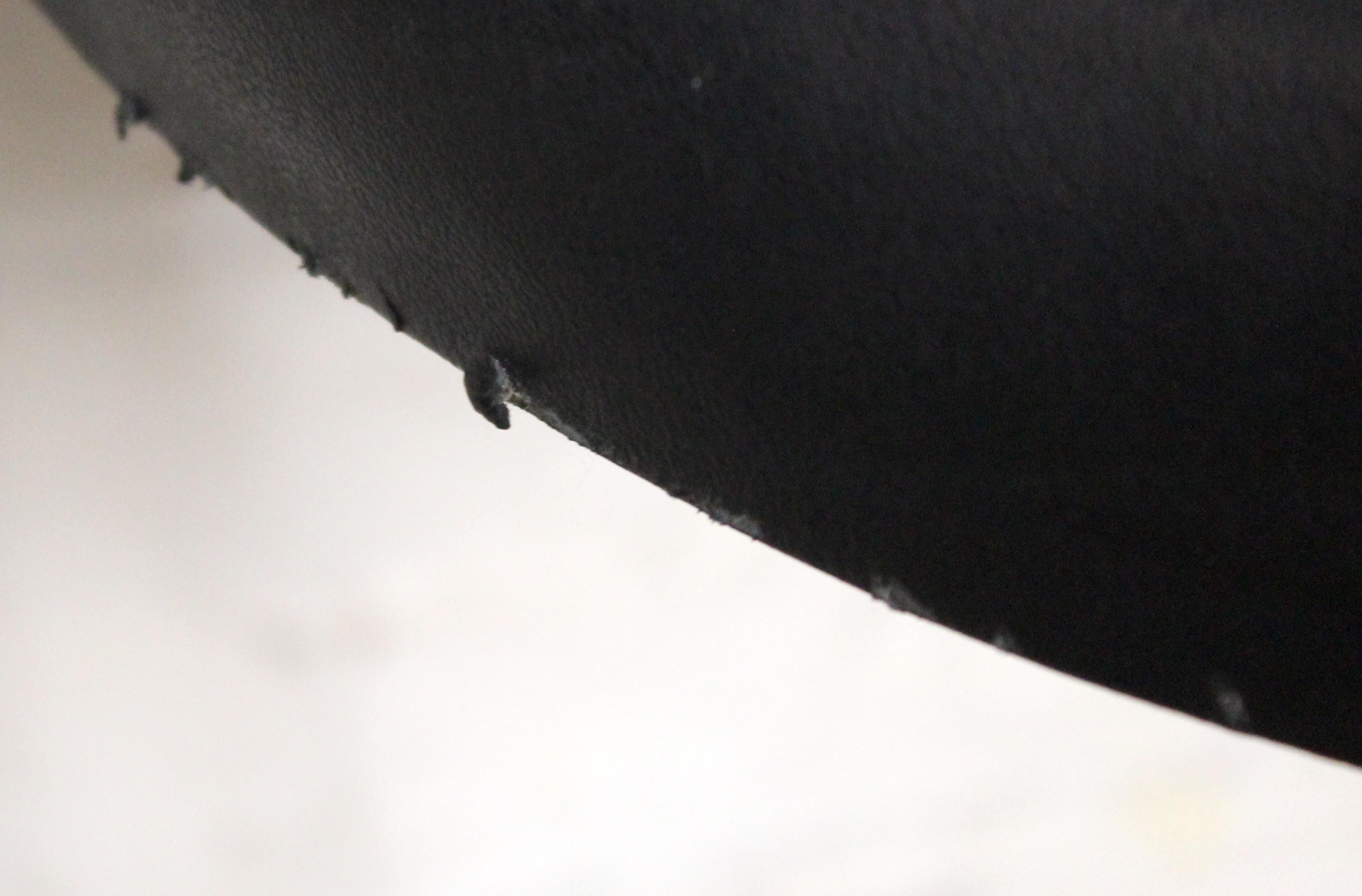 Coppia di seggioloni in vinile nero di Anton Lorenz Thonet in vendita 2