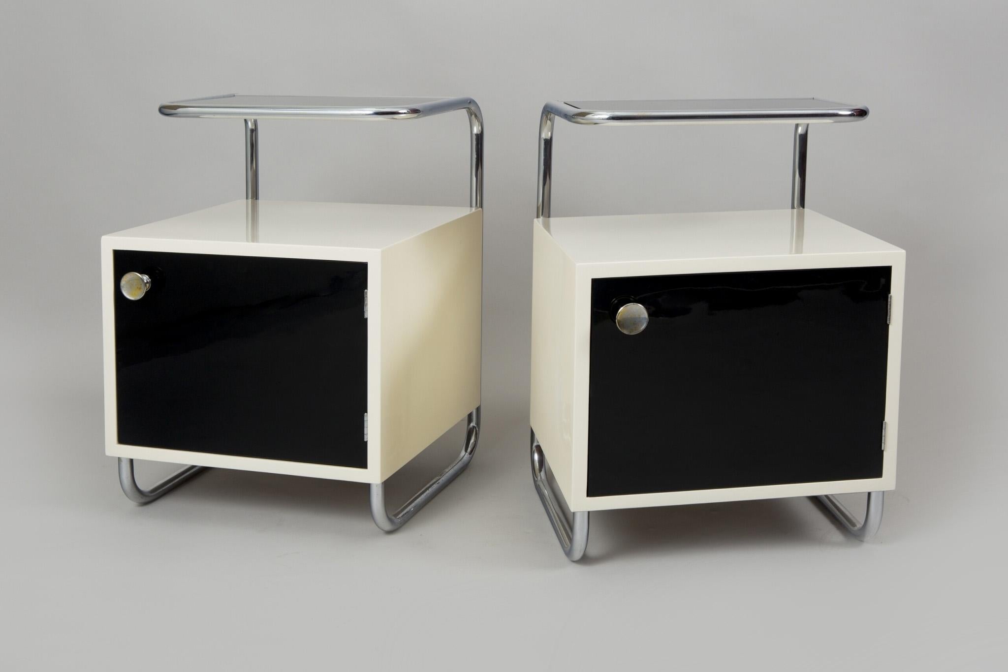 Paire de tables de chevet Art Déco de République Tchèque.
Entièrement restauré, surface polie par des laques pour piano.

Créateur : Vichr a spol.