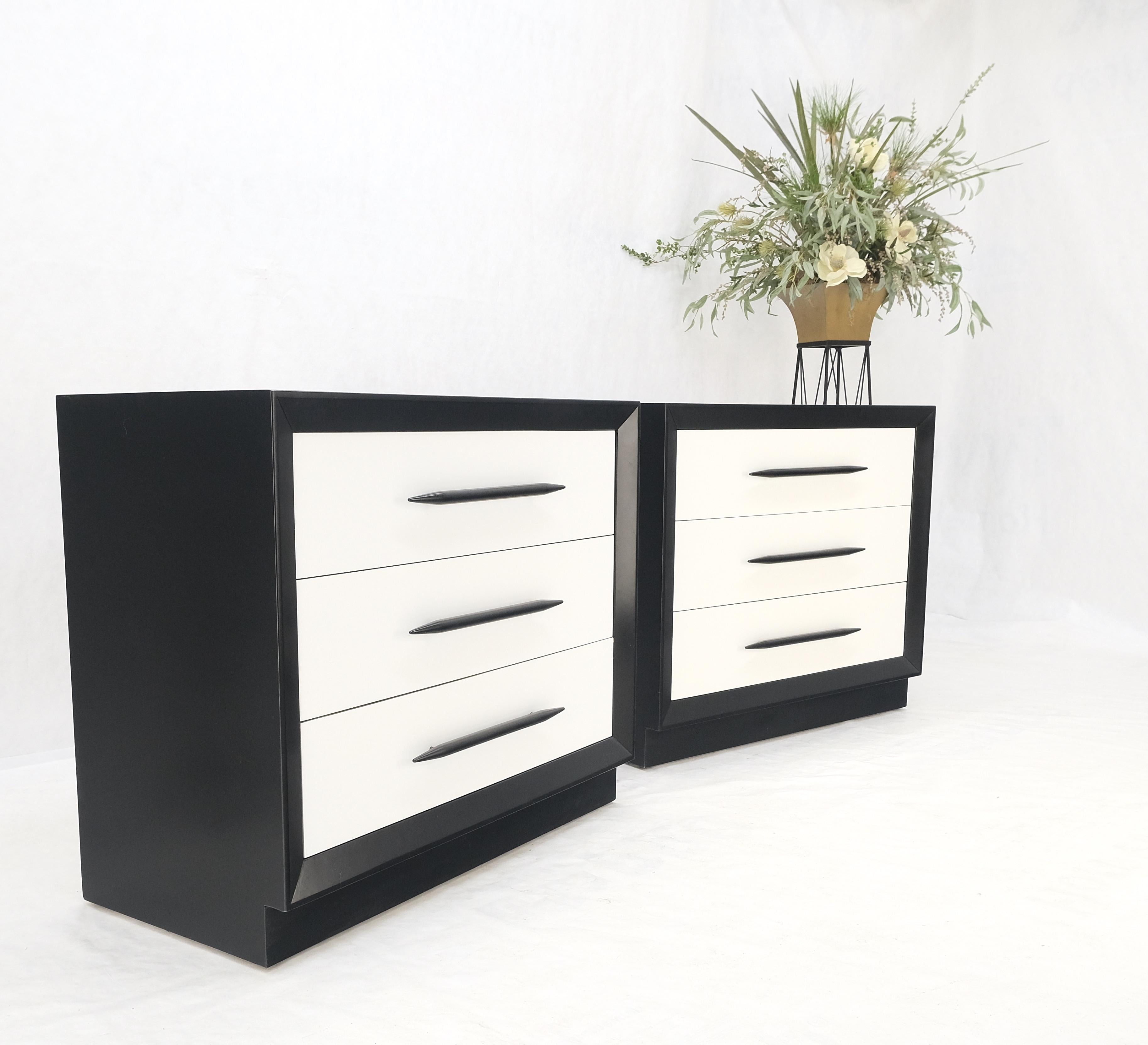 Pair of Black & White James Mont Style Bachelor 3 Drawer Chests Mid Century MINT In Good Condition For Sale In Rockaway, NJ