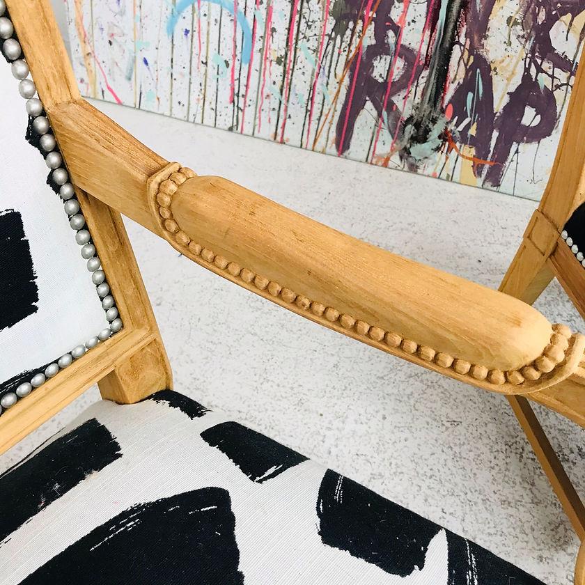 Fine XX secolo Coppia di poltrone in legno intagliato con stampa in bianco e nero in vendita