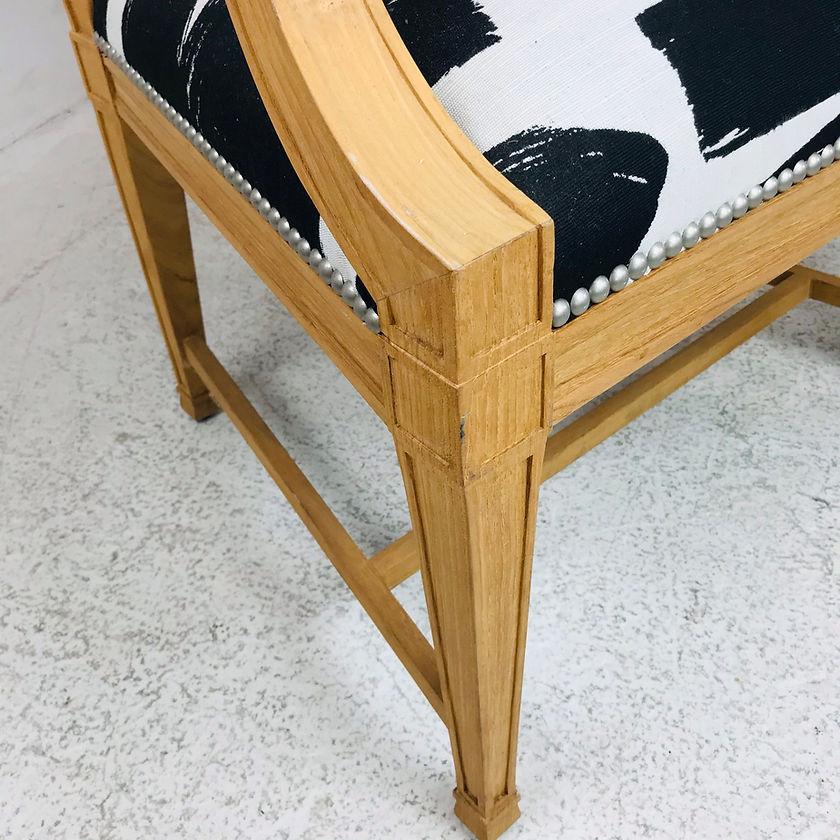 Coppia di poltrone in legno intagliato con stampa in bianco e nero in vendita 1