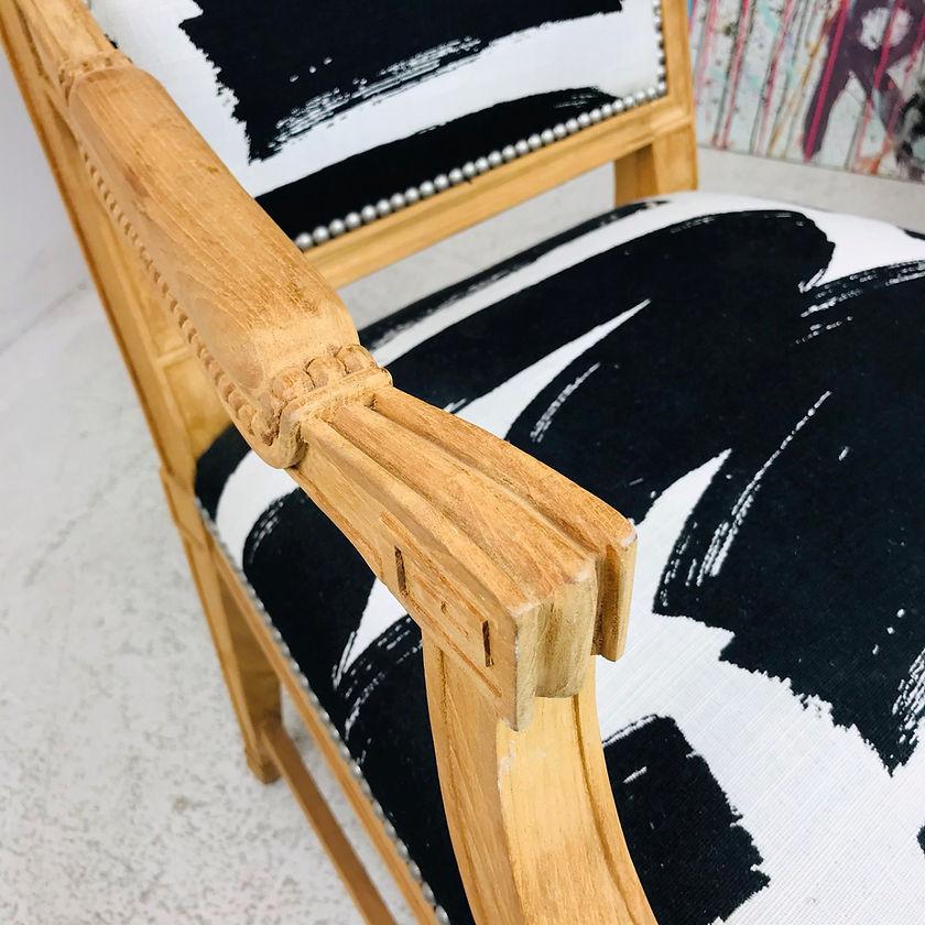 Coppia di poltrone in legno intagliato con stampa in bianco e nero in vendita 2