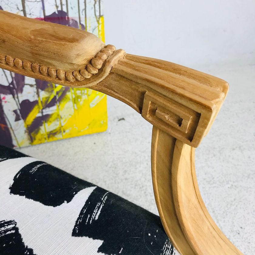 Coppia di poltrone in legno intagliato con stampa in bianco e nero in vendita 3