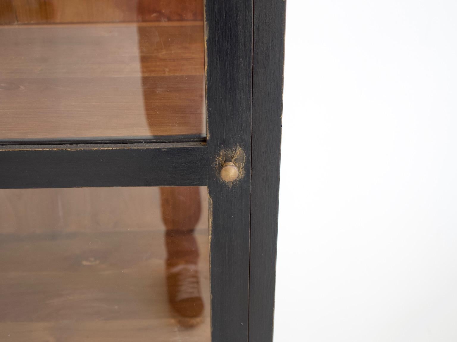 Ein Paar Schränke oder Vitrinen aus schwarz lackiertem Holz an der Außenseite und naturfarbenem Holz an der Innenseite. Tür und Seiten aus Glas, Einlegeböden aus Holz. Die Schränke sind neu, unbenutzt, aber so lackiert, dass sie aussehen, als wären