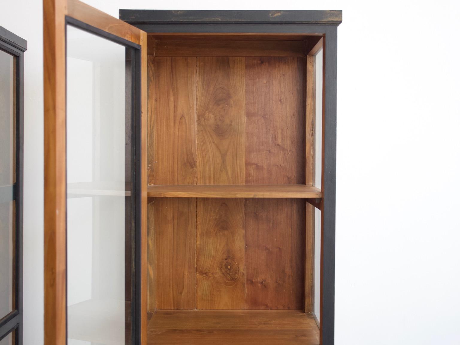 Paar schwarze Holzvitrinen mit Glastüren im Angebot 4