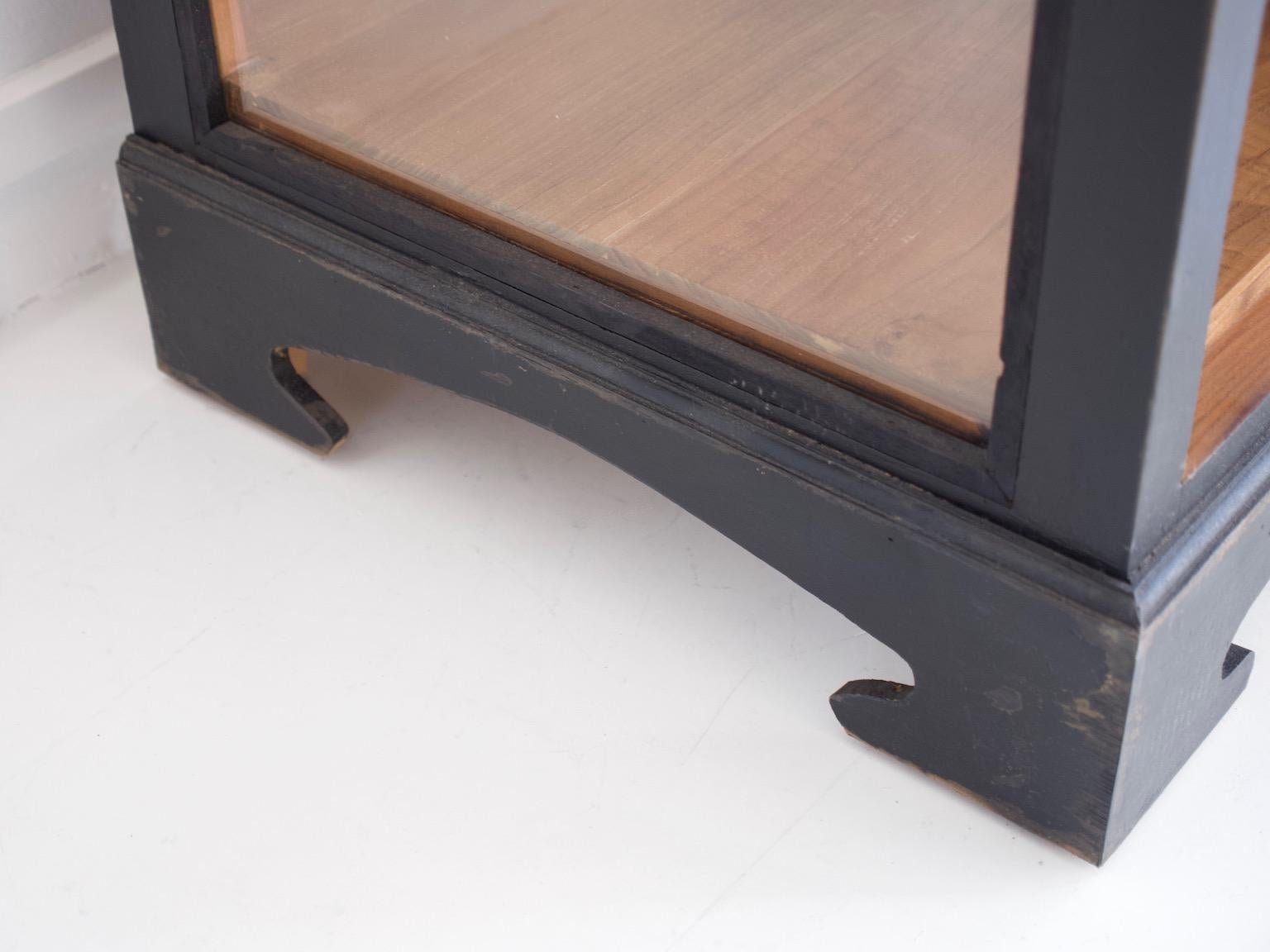 Paar schwarze Holzvitrinen mit Glastüren im Angebot 7