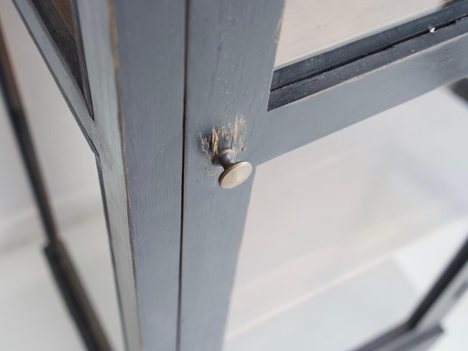 Paar schwarze Holzvitrinen mit Glastüren (Balinesisch) im Angebot