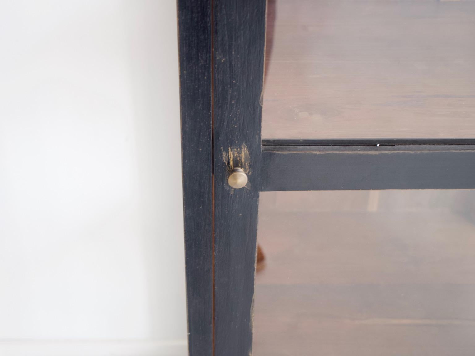 Paar schwarze Holzvitrinen mit Glastüren im Zustand „Gut“ im Angebot in Madrid, ES