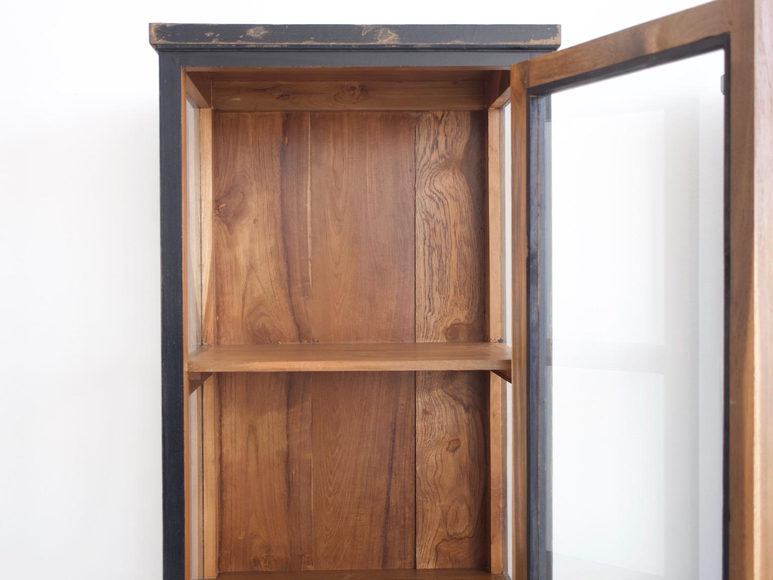 Paar schwarze Holzvitrinen mit Glastüren (21. Jahrhundert und zeitgenössisch) im Angebot