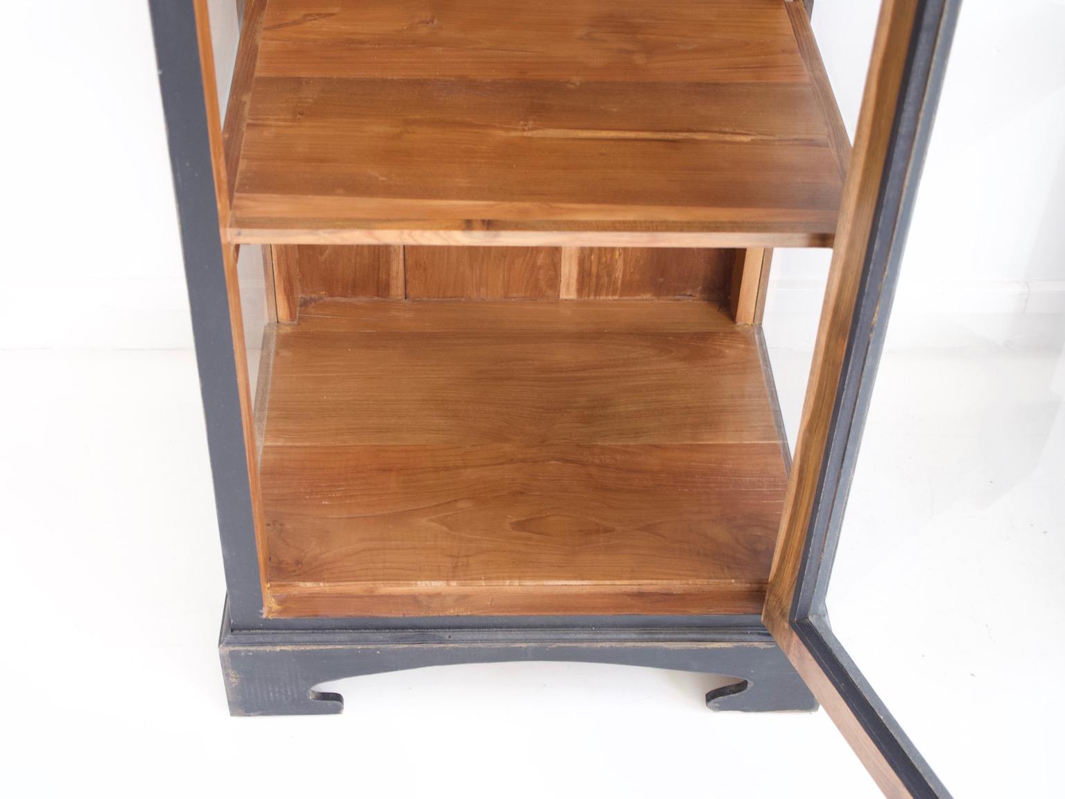 Paar schwarze Holzvitrinen mit Glastüren im Angebot 1