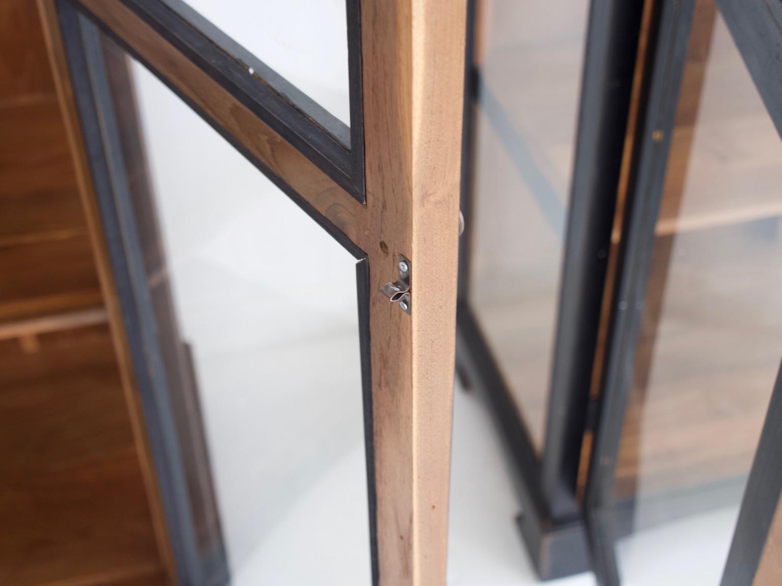 Paar schwarze Holzvitrinen mit Glastüren im Angebot 2