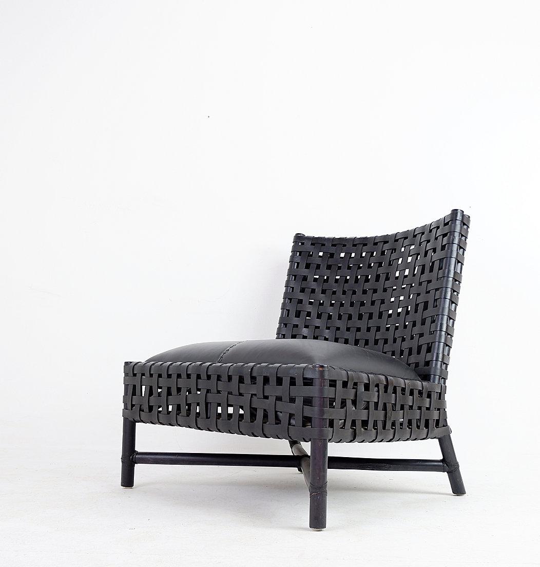 Pair of black woven leather lounge chairs In Good Condition For Sale In Linkebeek, BE