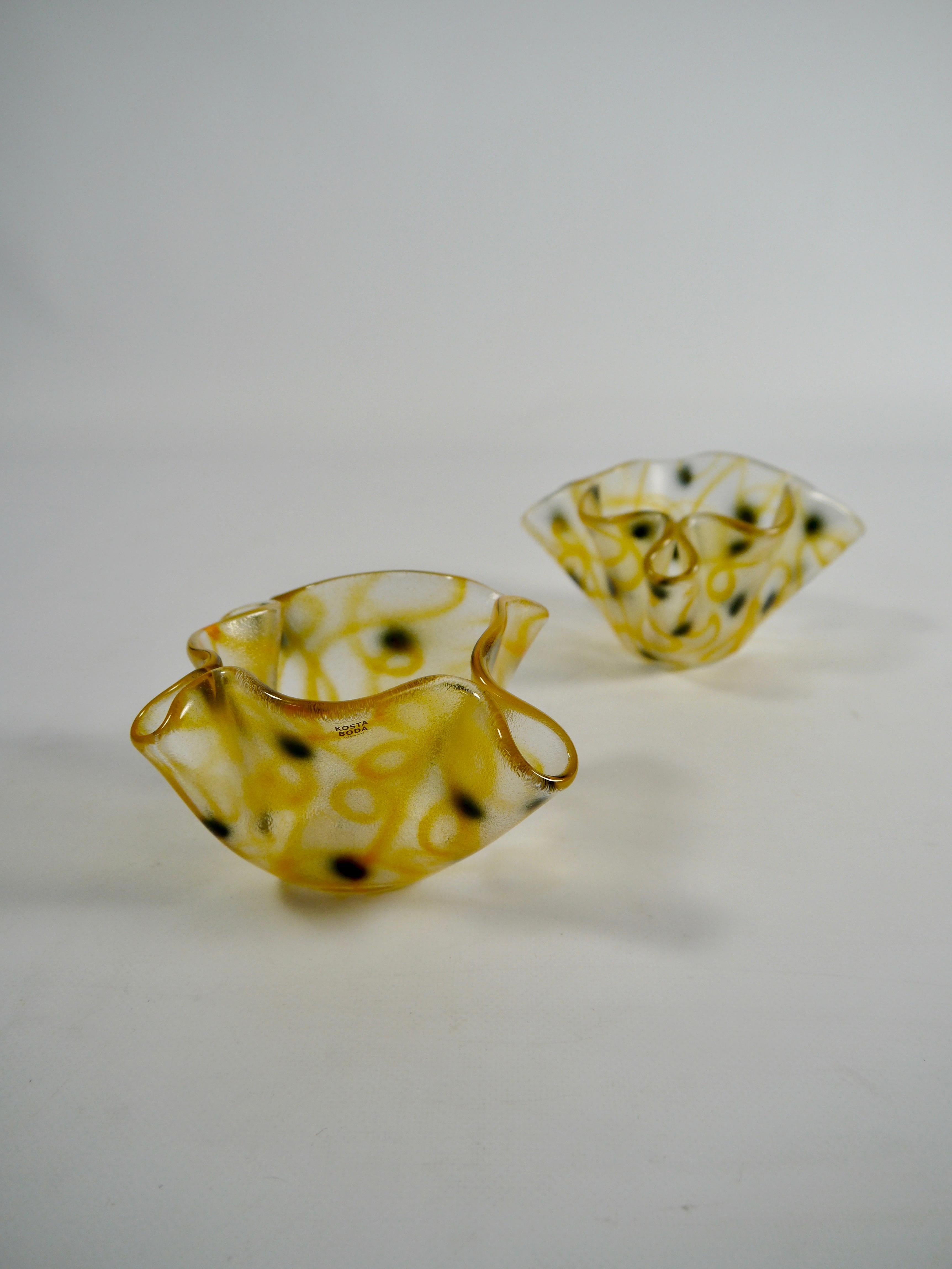 Postmoderne Paire de vases mouchoirs en verre noir et jaune par Ulrica Hydman-Vallien en vente