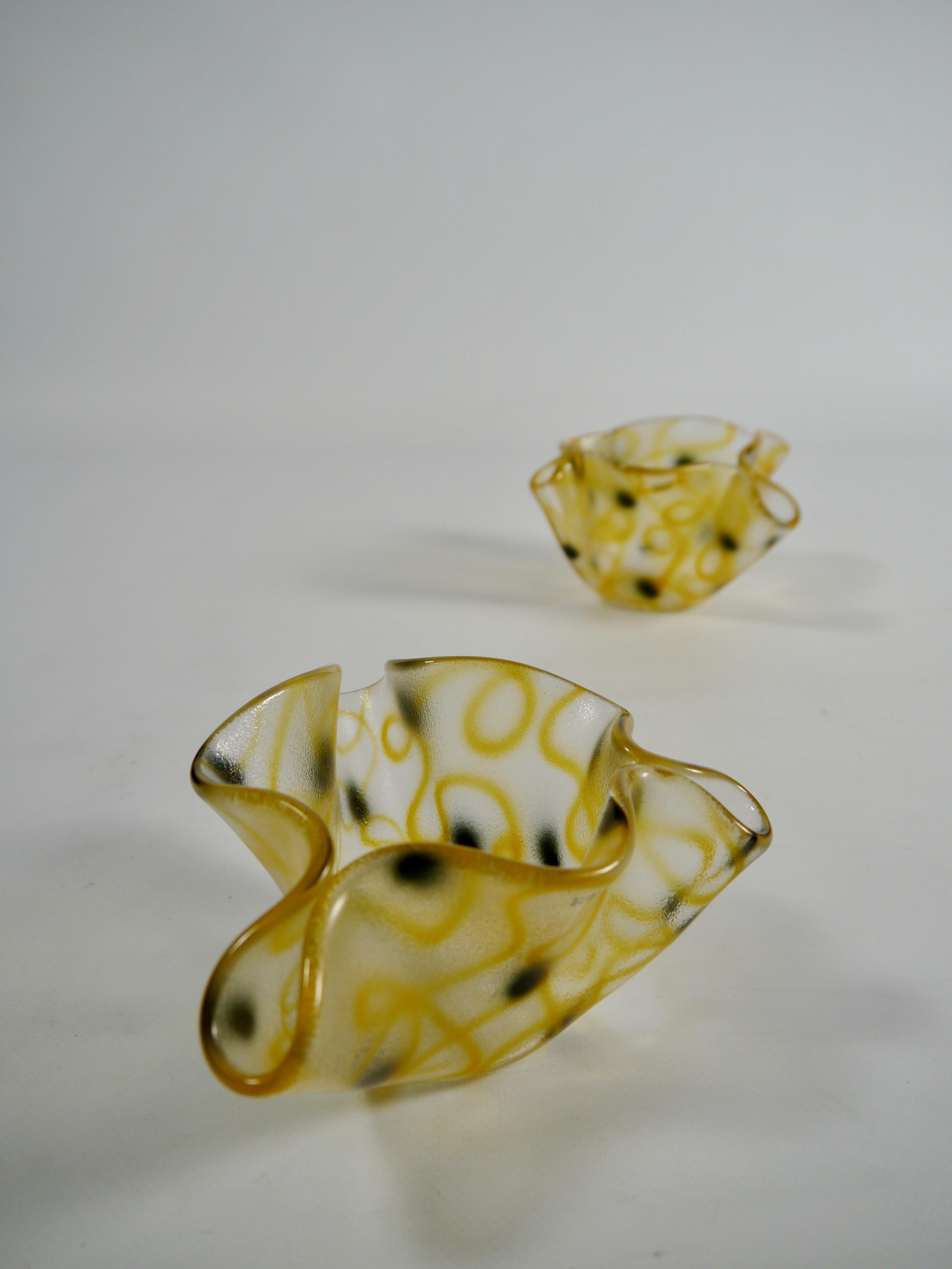 Suédois Paire de vases mouchoirs en verre noir et jaune par Ulrica Hydman-Vallien en vente