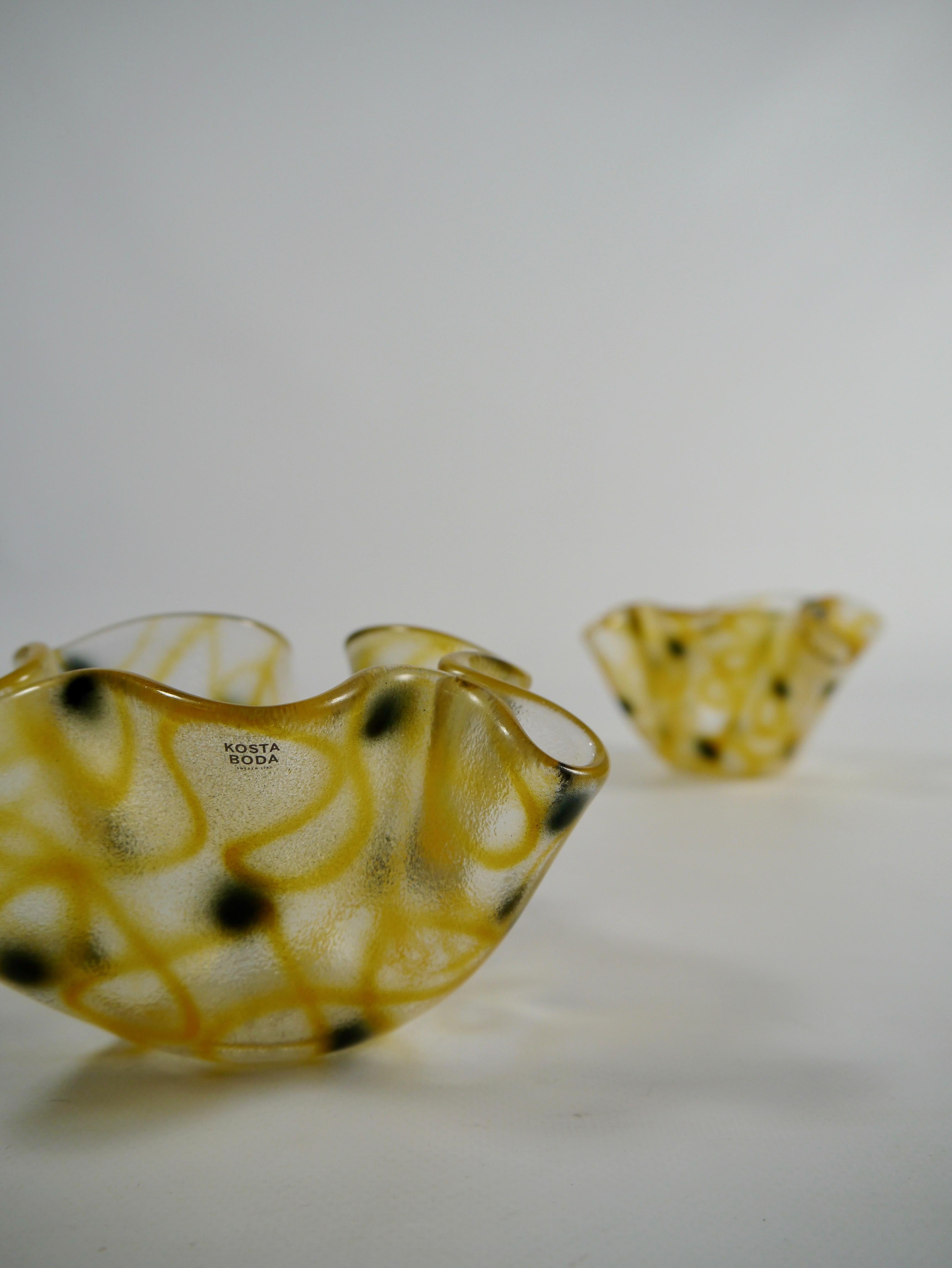 Fait main Paire de vases mouchoirs en verre noir et jaune par Ulrica Hydman-Vallien en vente