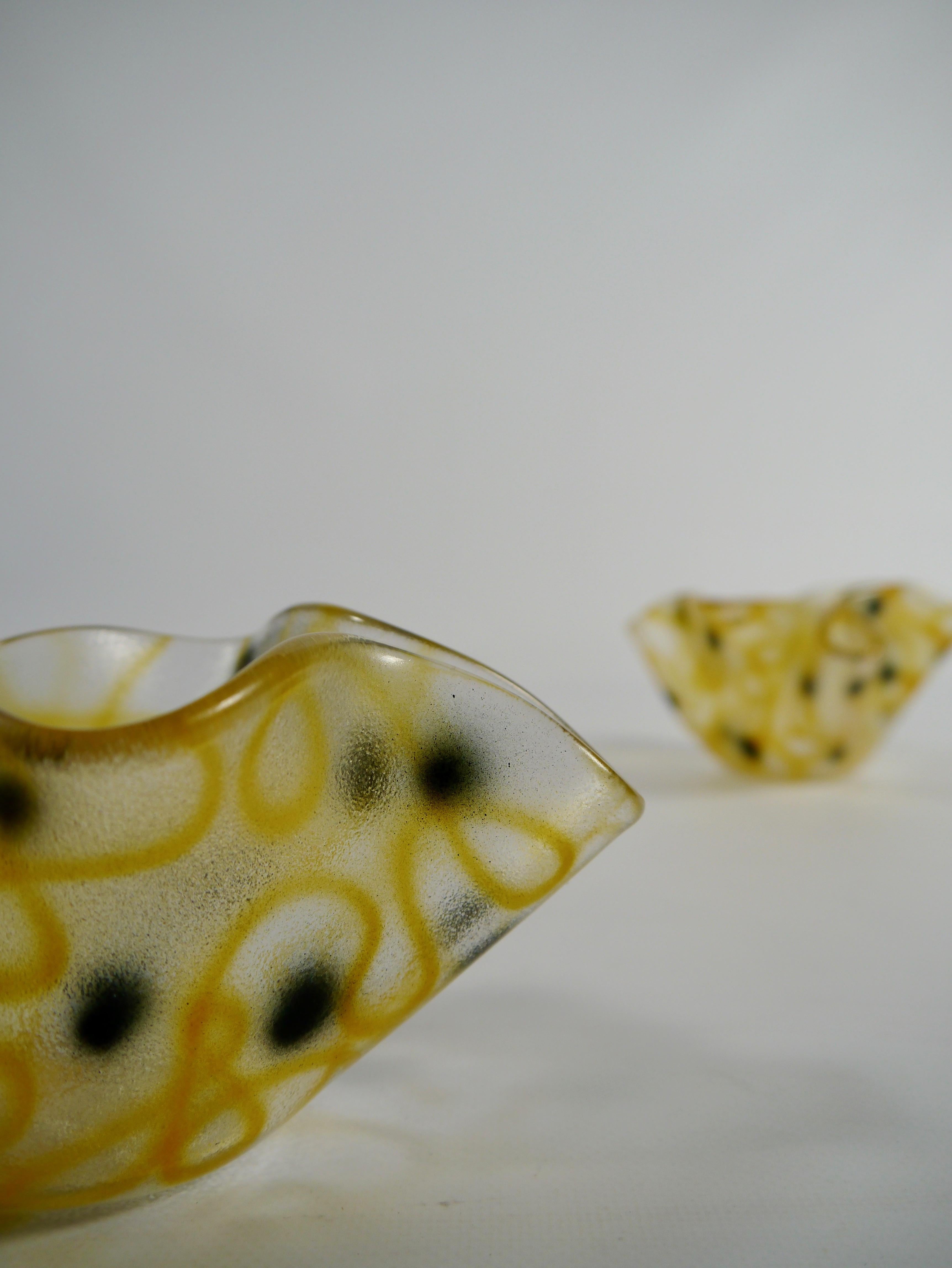 Paire de vases mouchoirs en verre noir et jaune par Ulrica Hydman-Vallien Bon état - En vente à Barcelona, ES