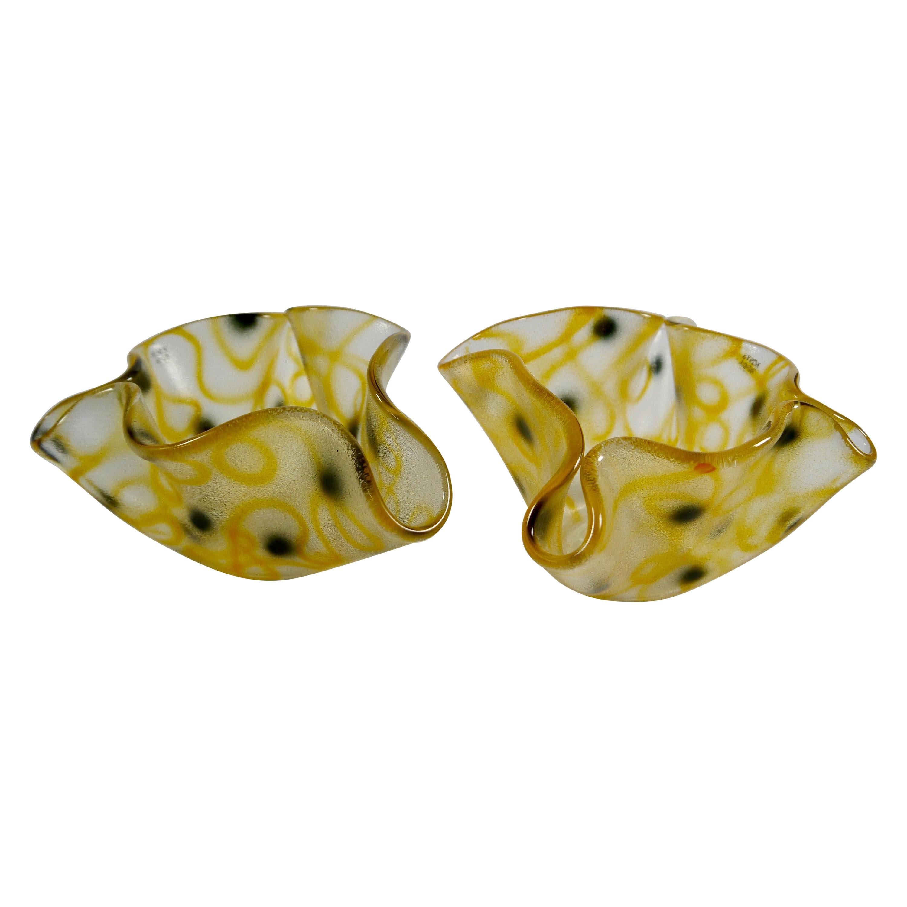 Pareja de jarrones pañuelo de cristal negro y amarillo de Ulrica Hydman-Vallien