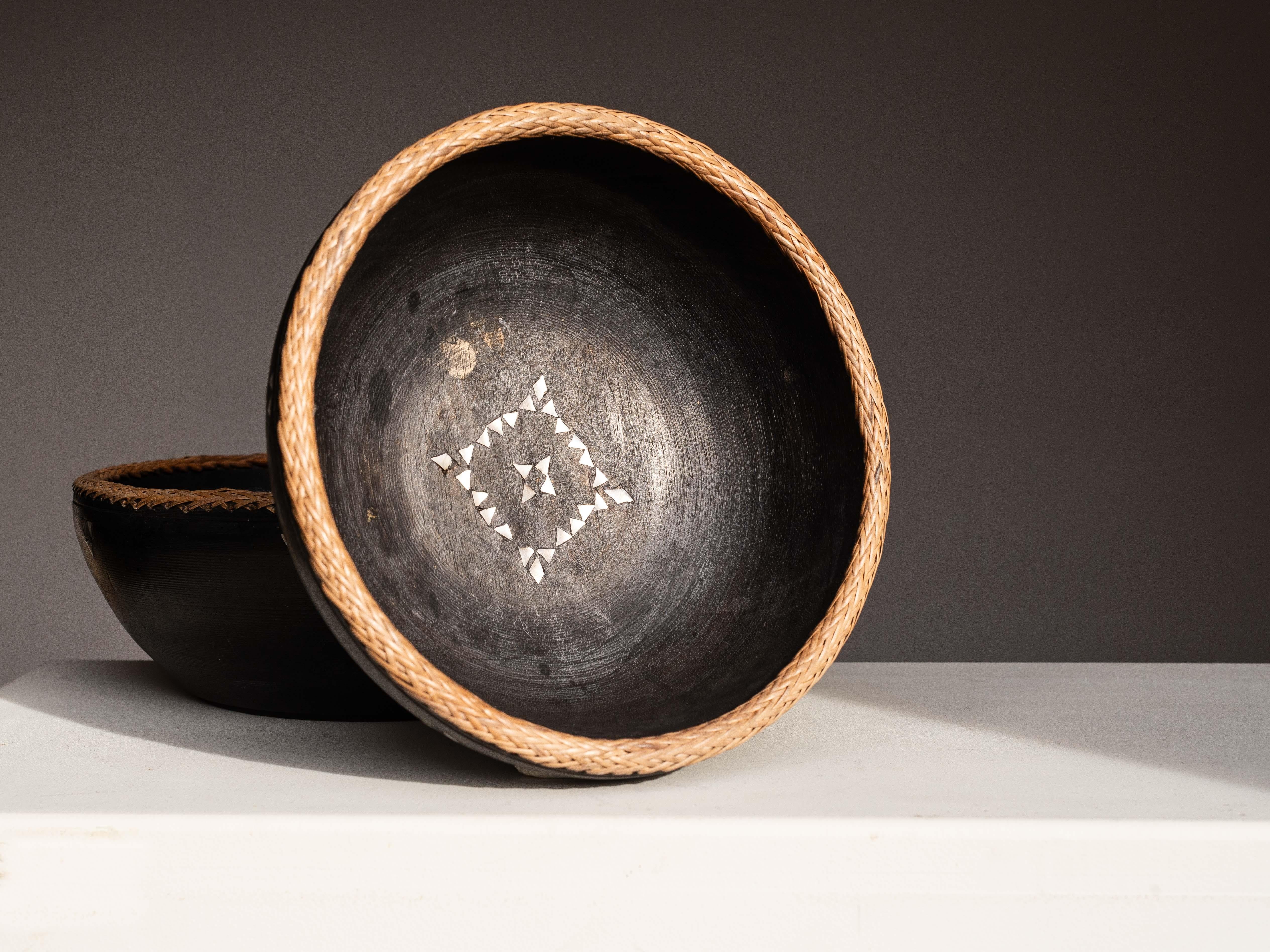 Folk Art Pair of Blackened Wood Bowls with Rattan Rim and Mother-of-Pearl Inlay - 1980s For Sale