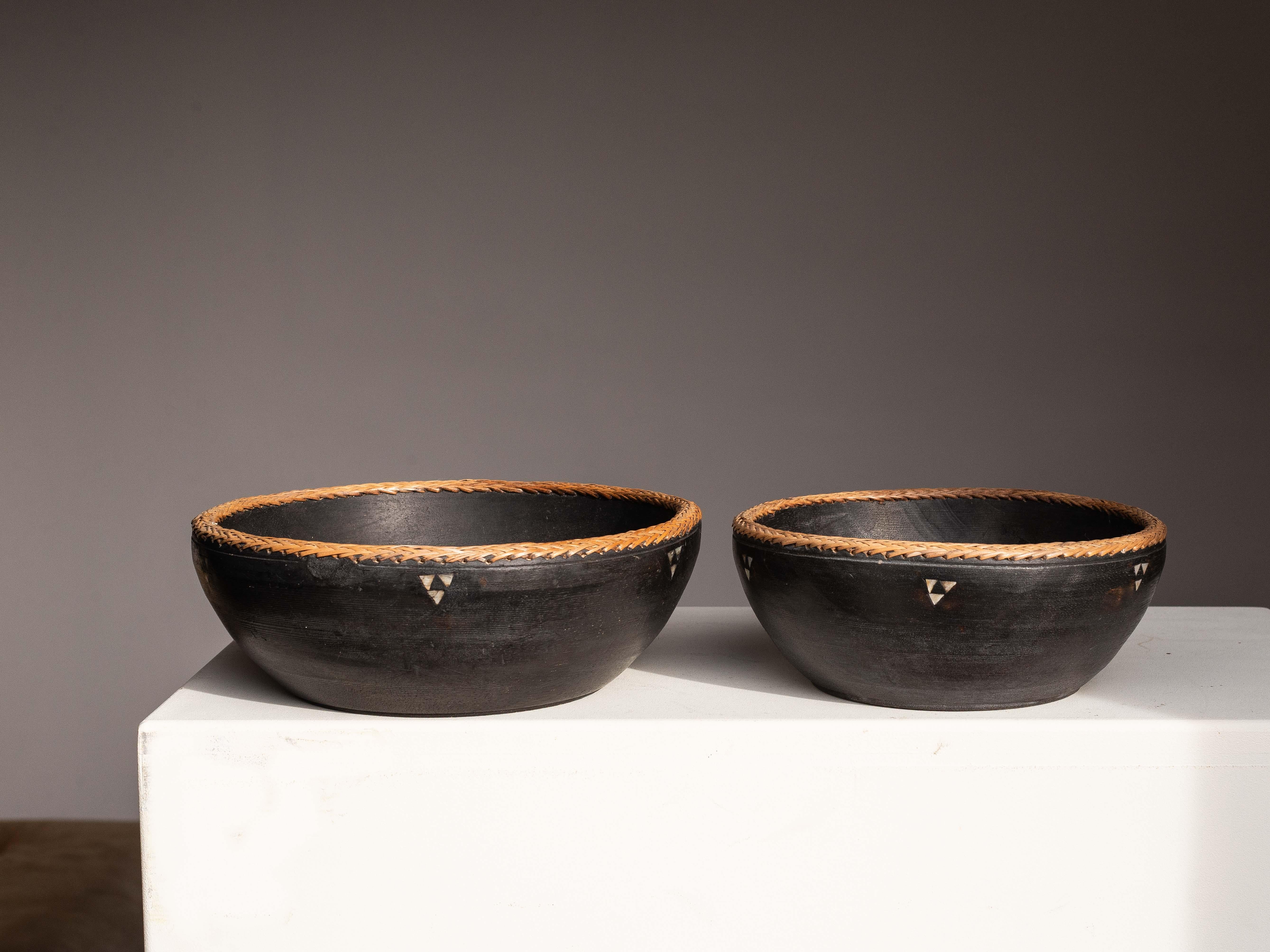 Pair of Blackened Wood Bowls with Rattan Rim and Mother-of-Pearl Inlay - 1980s In Good Condition For Sale In ROUEN, Normandie