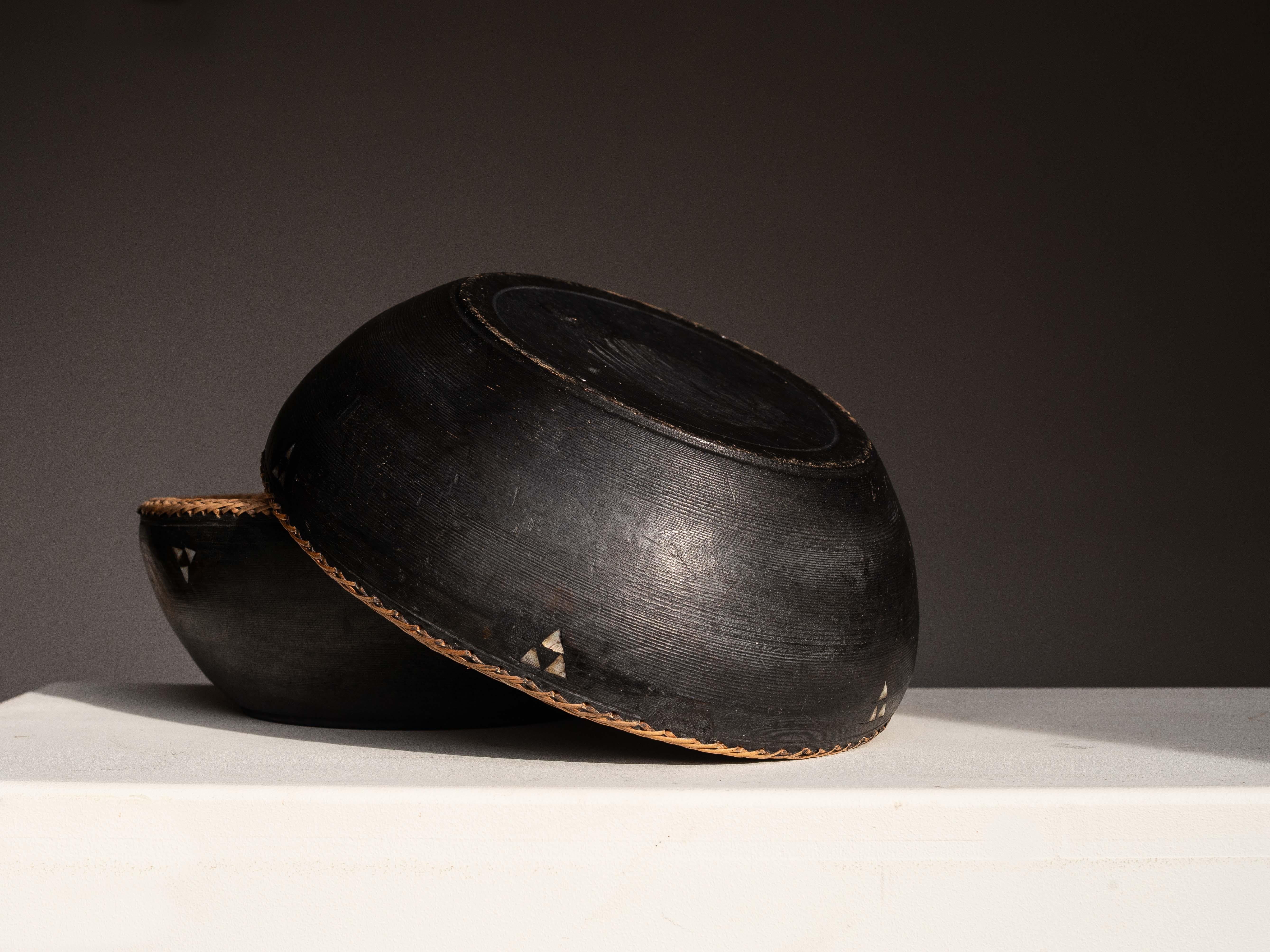 20th Century Pair of Blackened Wood Bowls with Rattan Rim and Mother-of-Pearl Inlay - 1980s For Sale