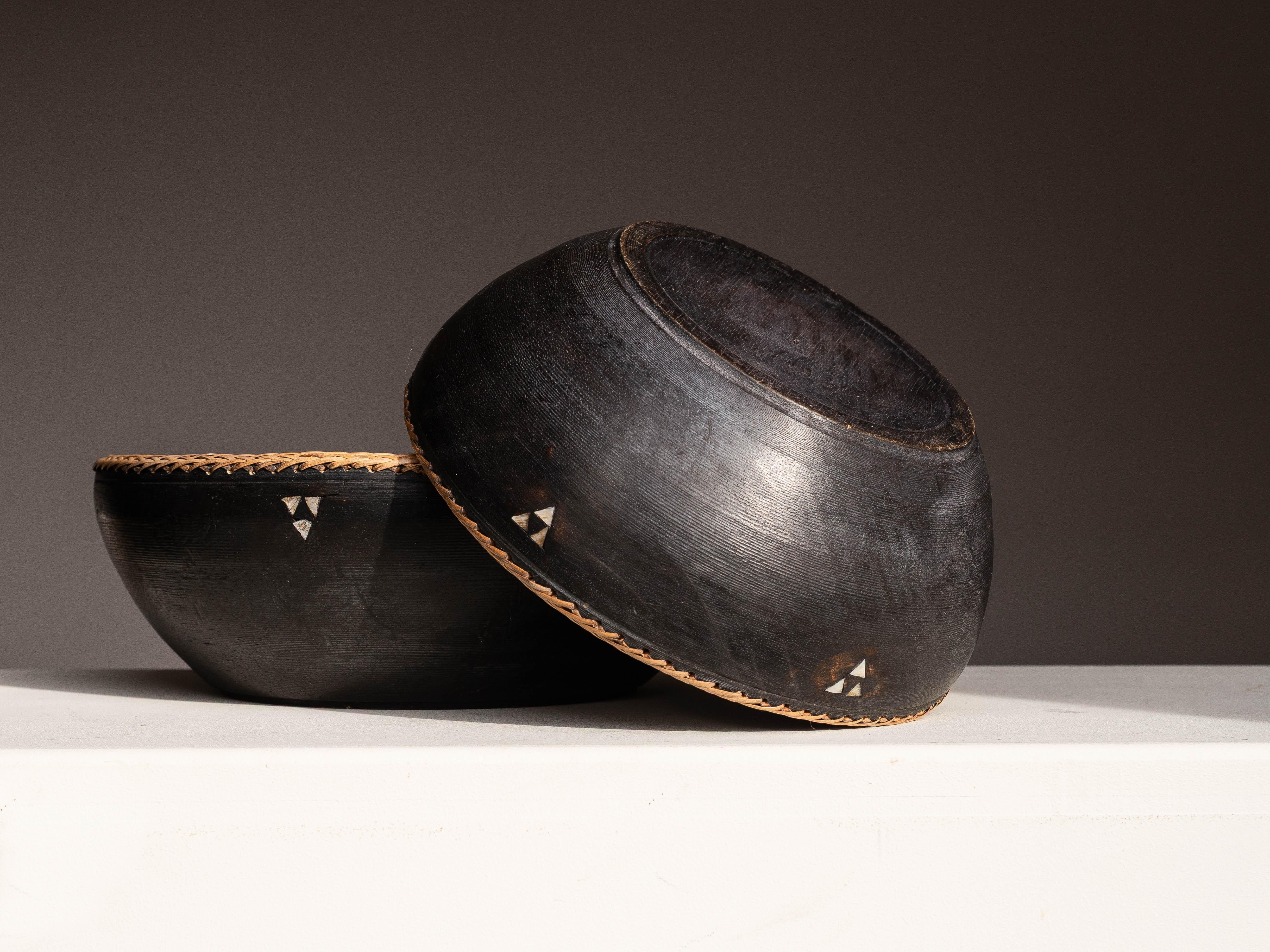 Pair of Blackened Wood Bowls with Rattan Rim and Mother-of-Pearl Inlay - 1980s For Sale 1
