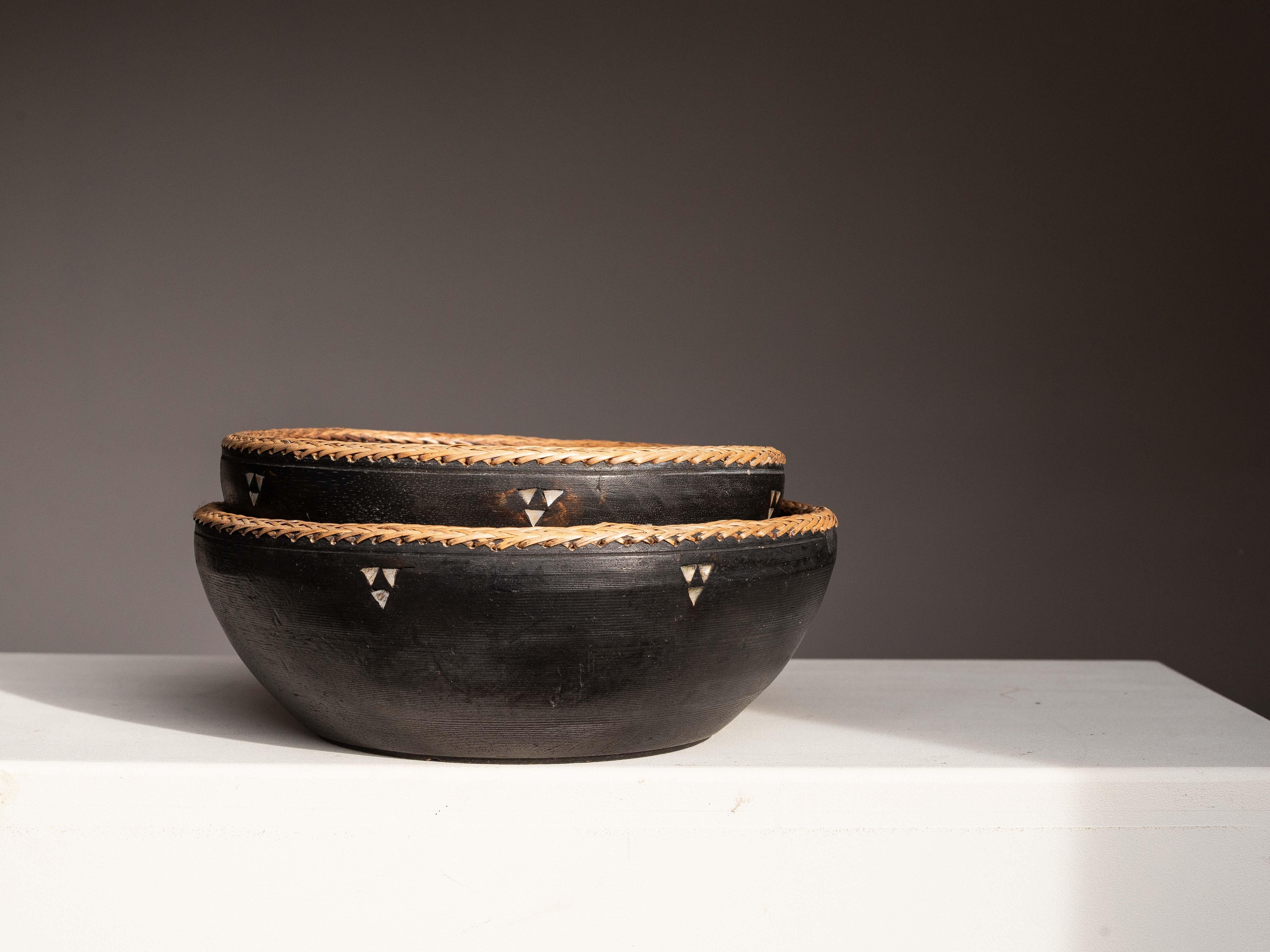 Pair of Blackened Wood Bowls with Rattan Rim and Mother-of-Pearl Inlay - 1980s For Sale 2