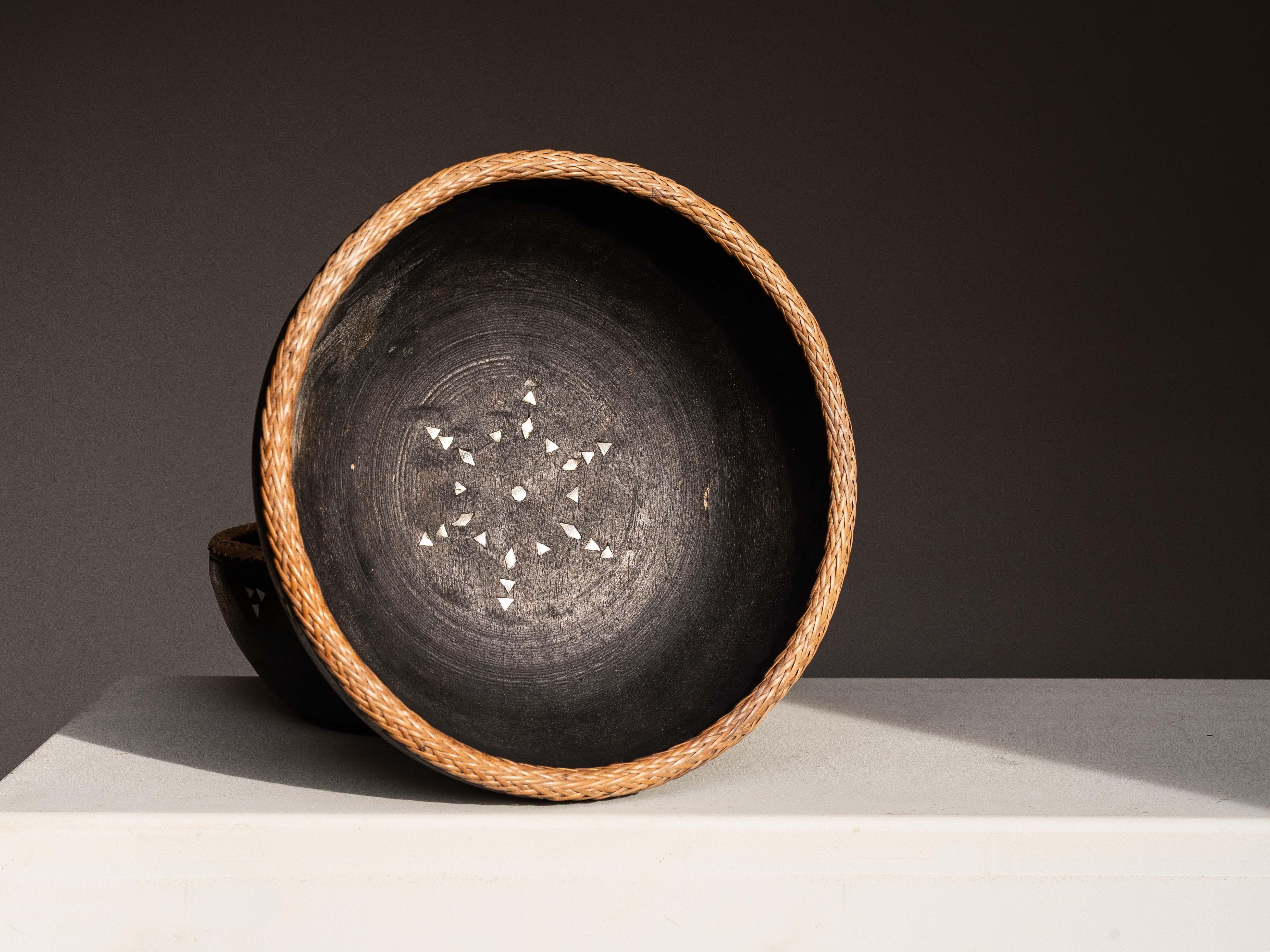 Pair of Blackened Wood Bowls with Rattan Rim and Mother-of-Pearl Inlay - 1980s For Sale 3
