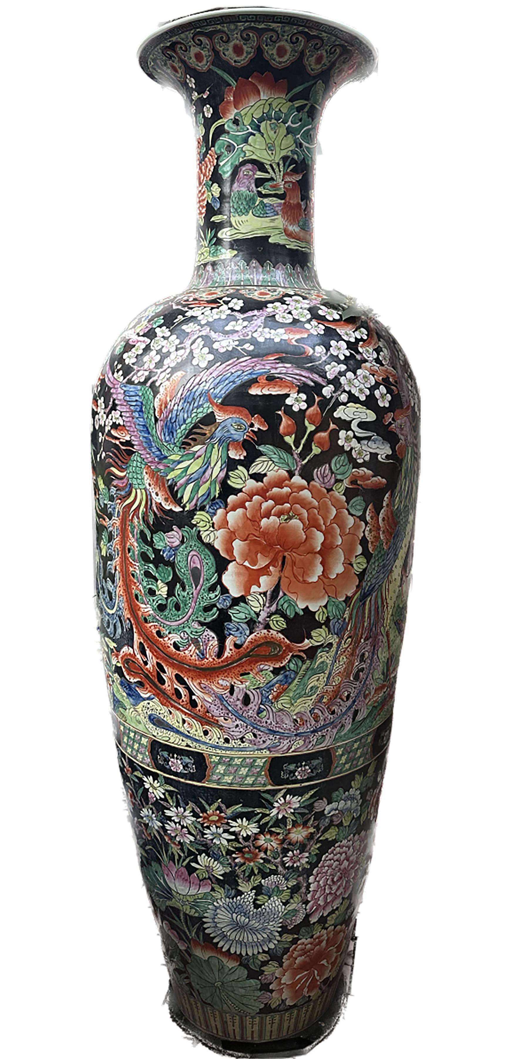 Pair of Blackground Porcelain Chinese Urns For Sale 4