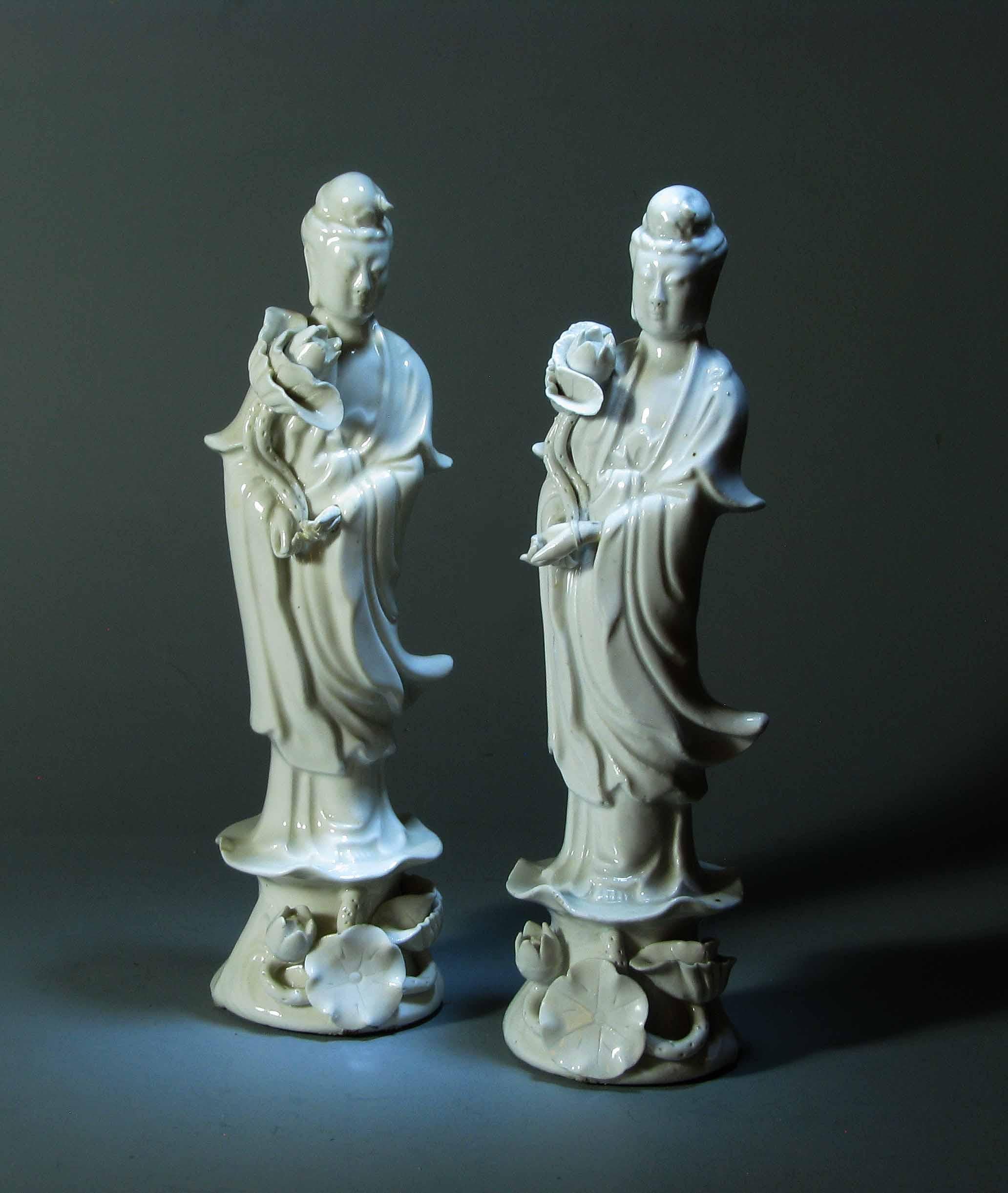 Paar Blanc-de-Chine-Dehua-Figuren von Guanyin aus Guanyin (Chinesischer Export) im Angebot