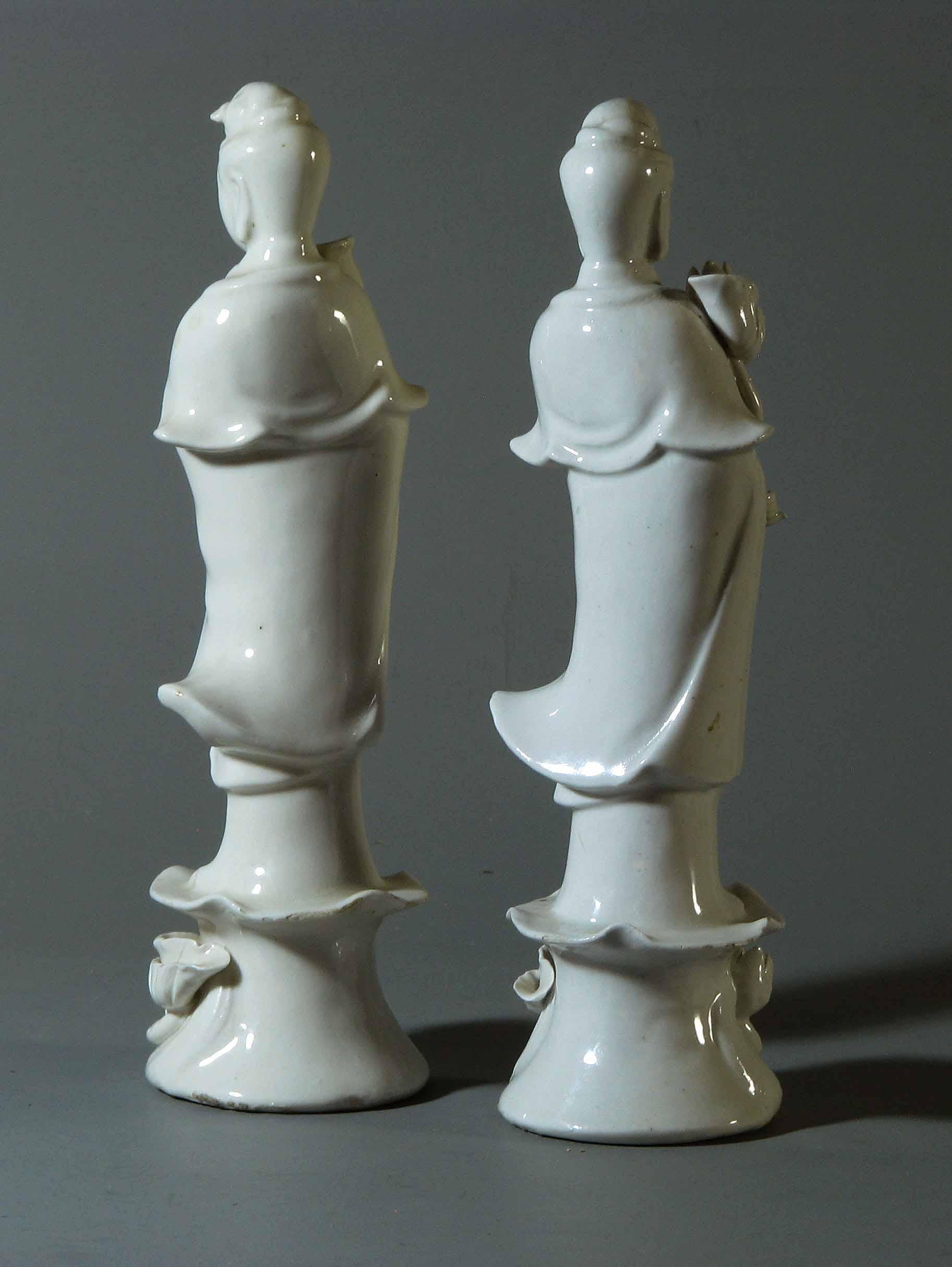 Paar Blanc-de-Chine-Dehua-Figuren von Guanyin aus Guanyin (Handgefertigt) im Angebot