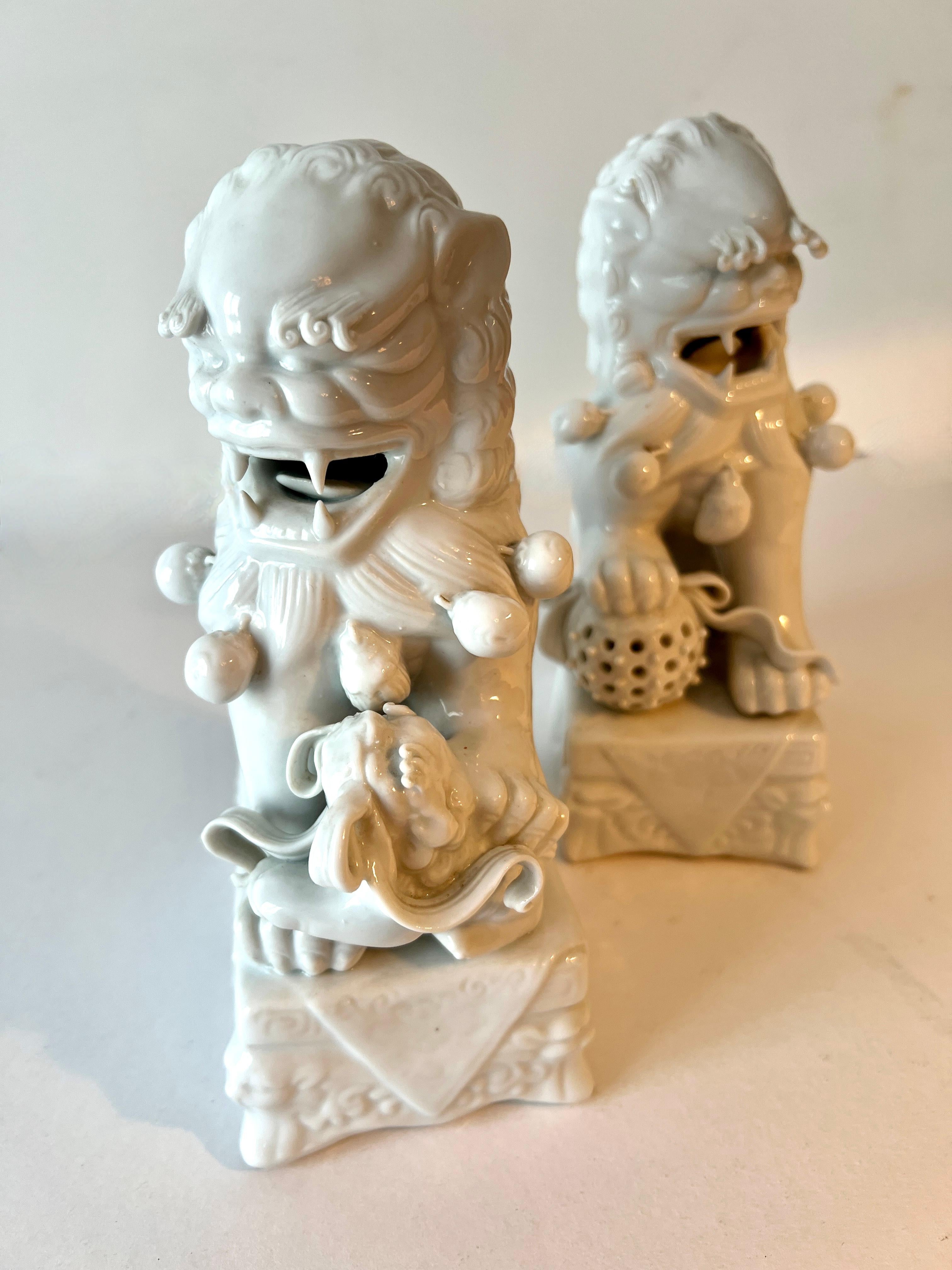 Paire de serre-livres sculpturaux en forme de chien blanc de Chine en vente 2