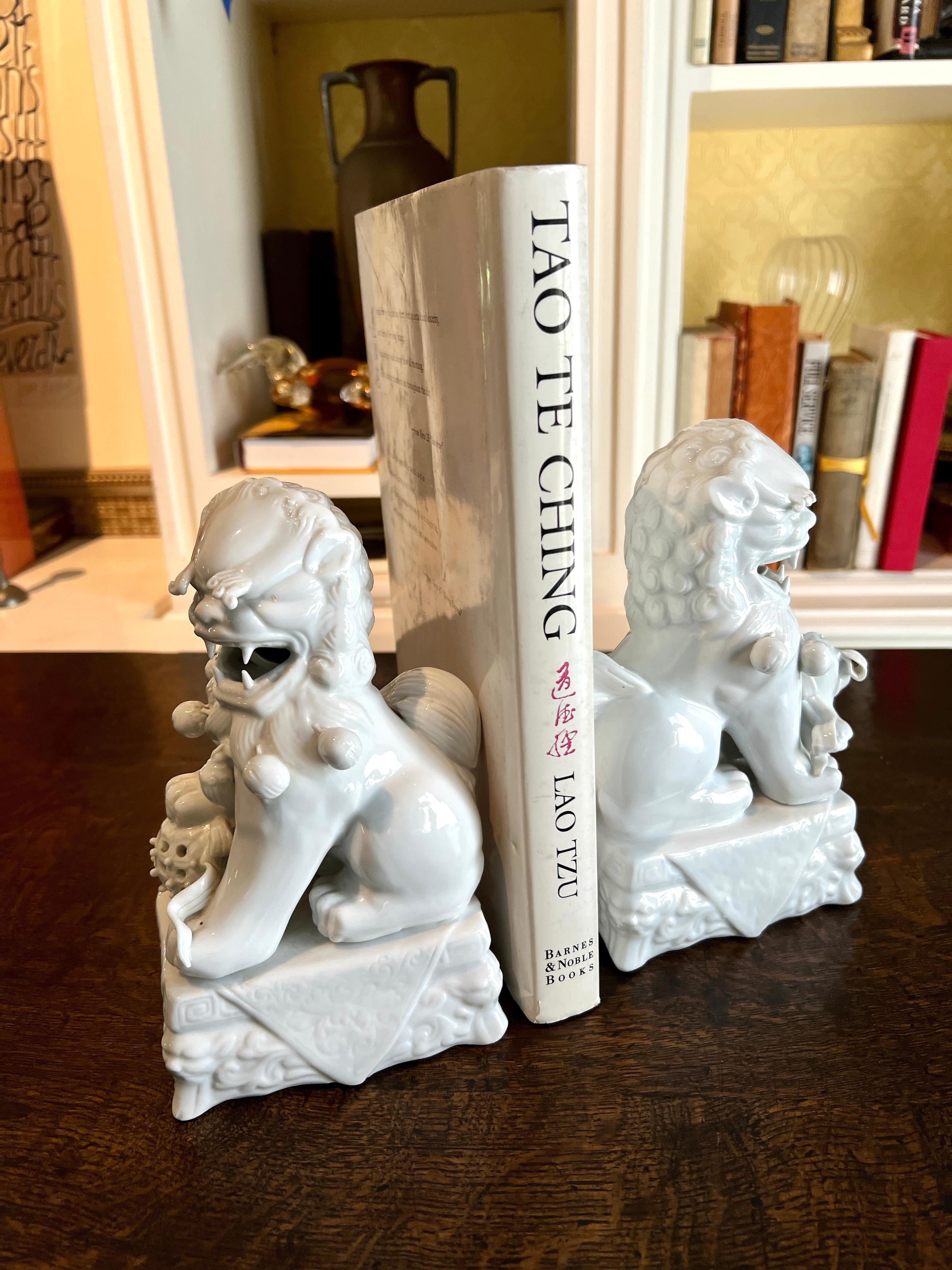 Paire de serre-livres sculpturaux en forme de chien blanc de Chine en vente 3
