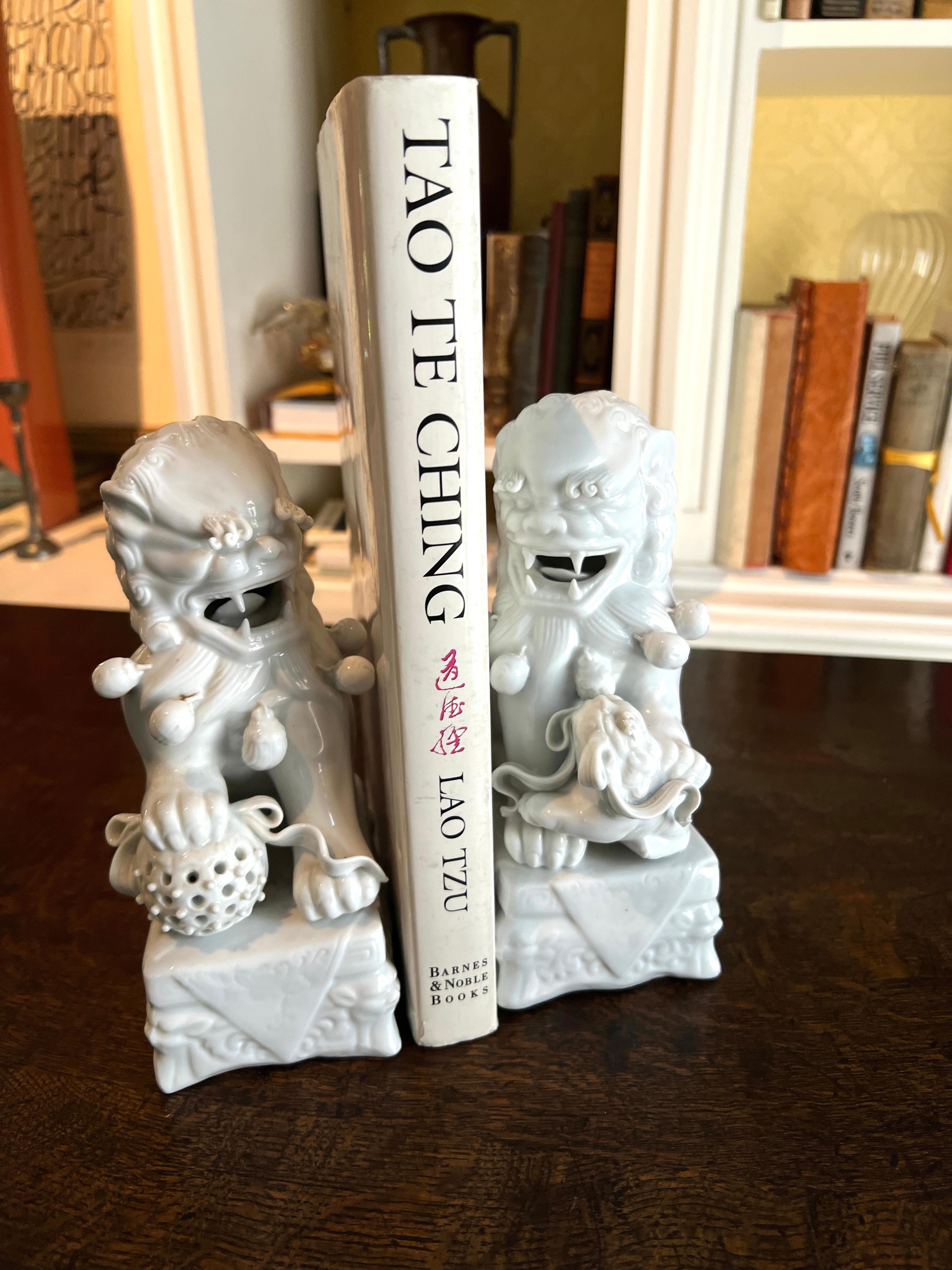 Paire de serre-livres sculpturaux en forme de chien blanc de Chine en vente 4