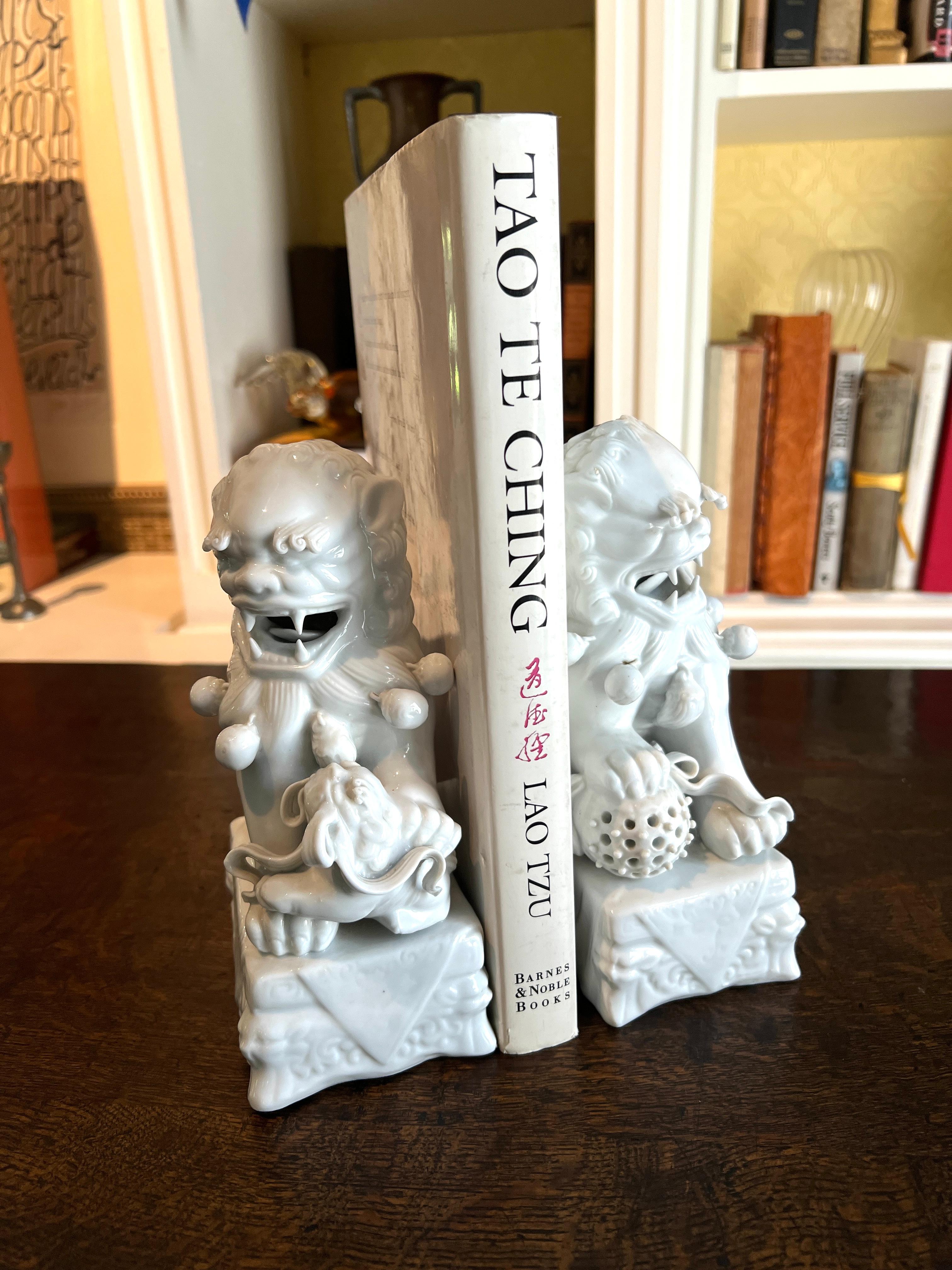 Paire de serre-livres sculpturaux en forme de chien blanc de Chine en vente 5