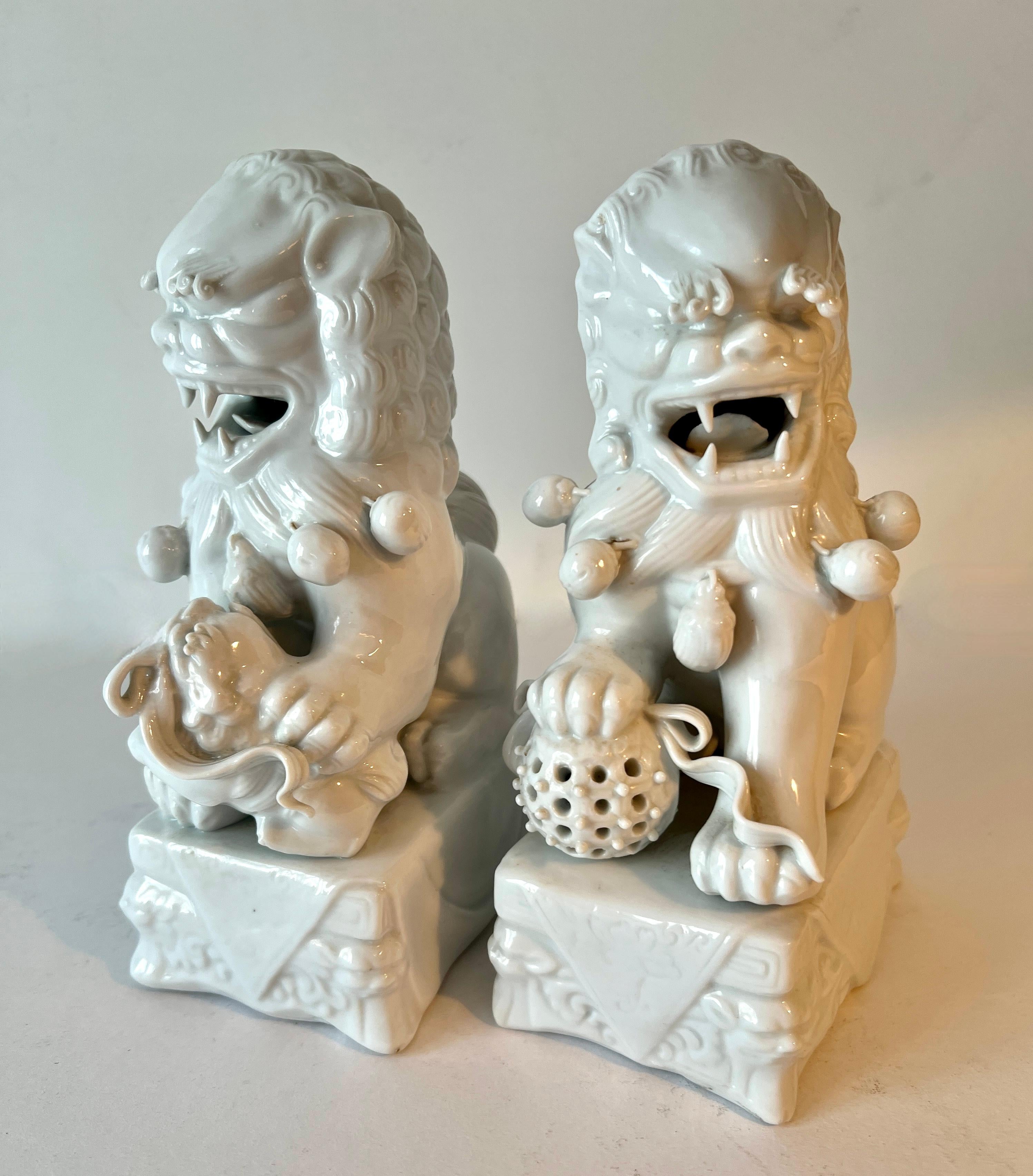Mid-Century Modern Paire de serre-livres sculpturaux en forme de chien blanc de Chine en vente
