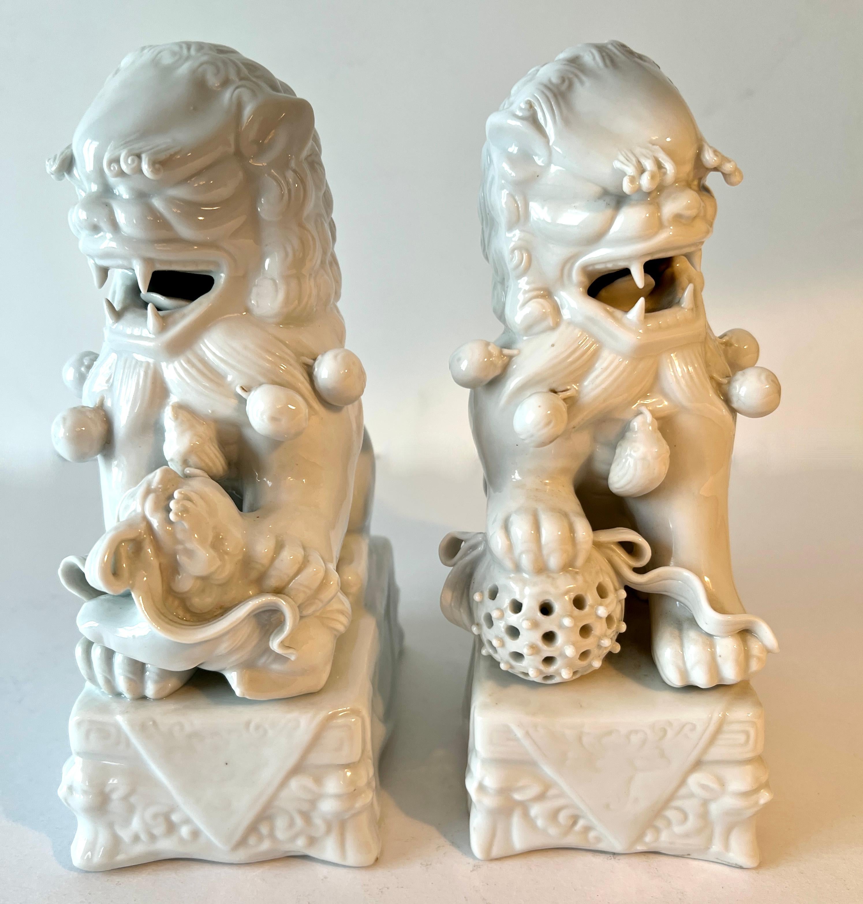 Chinois Paire de serre-livres sculpturaux en forme de chien blanc de Chine en vente
