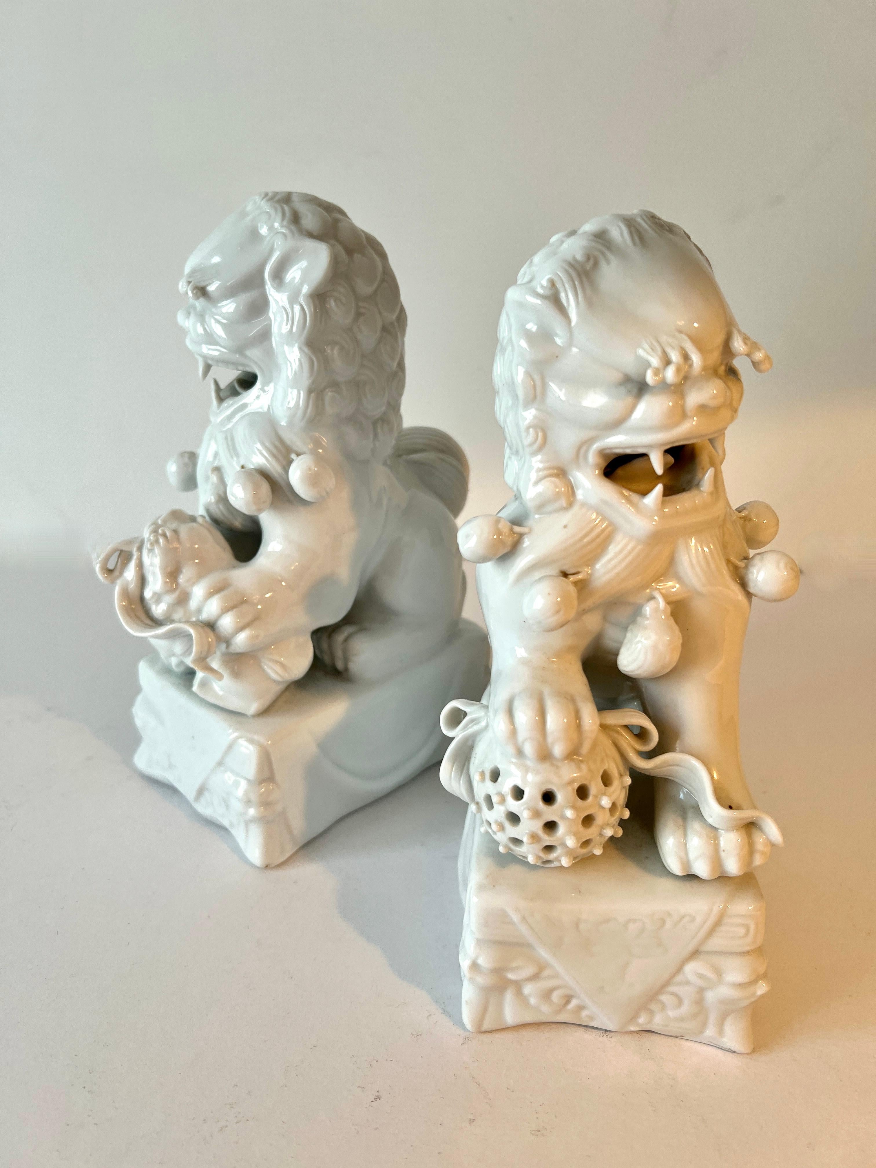 Patiné Paire de serre-livres sculpturaux en forme de chien blanc de Chine en vente